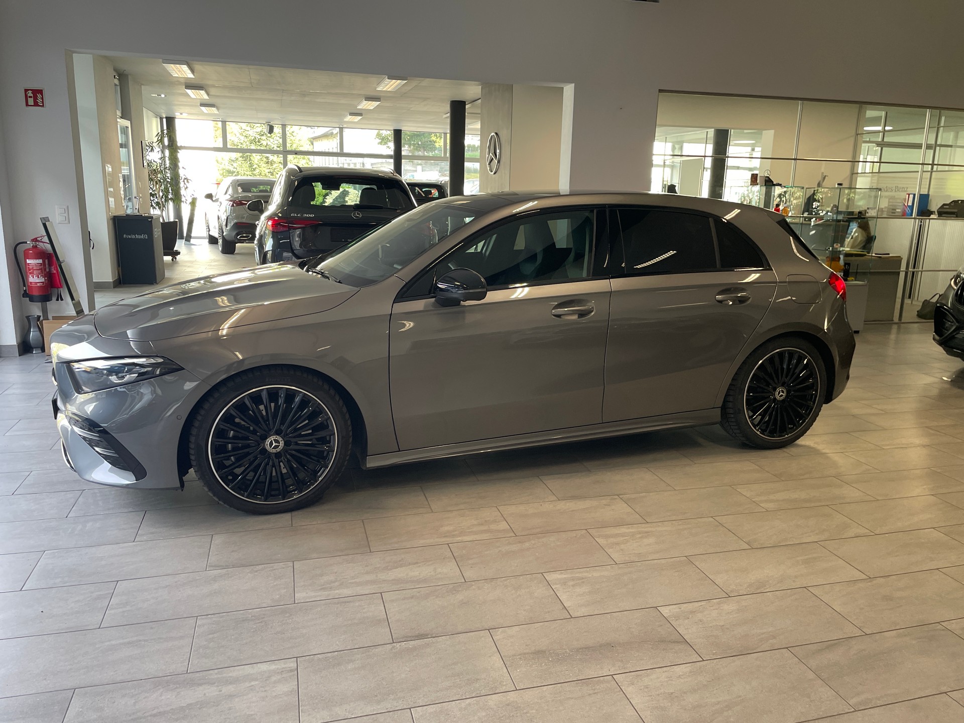 MERCEDES-BENZ A 220 4Matic 8G-DCT AMG Line-showroom-element-3