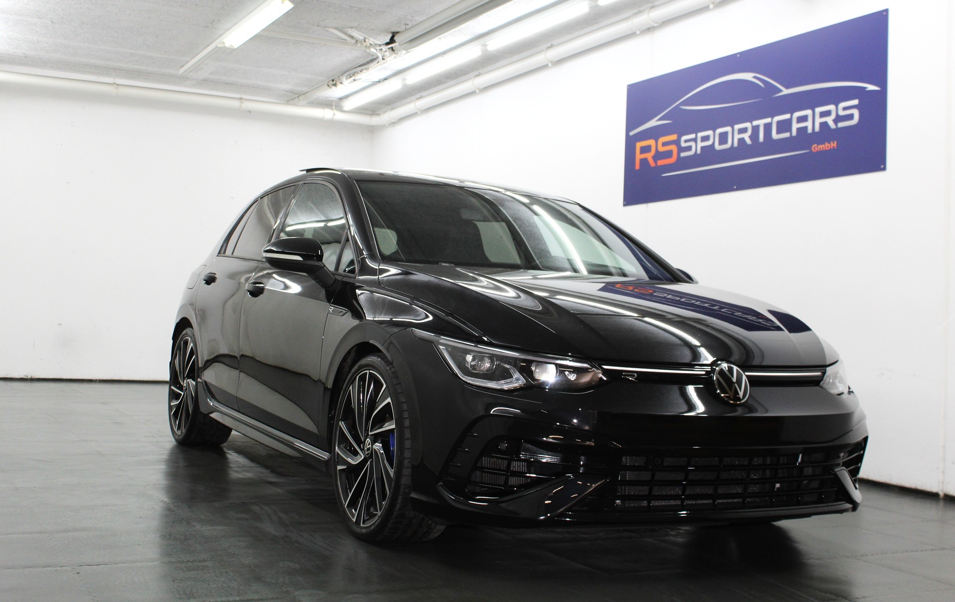 VW Golf 2.0 TSI R DSG 4Motion Performance Akrapovic / CH-Fahrzeug-showroom-element-1