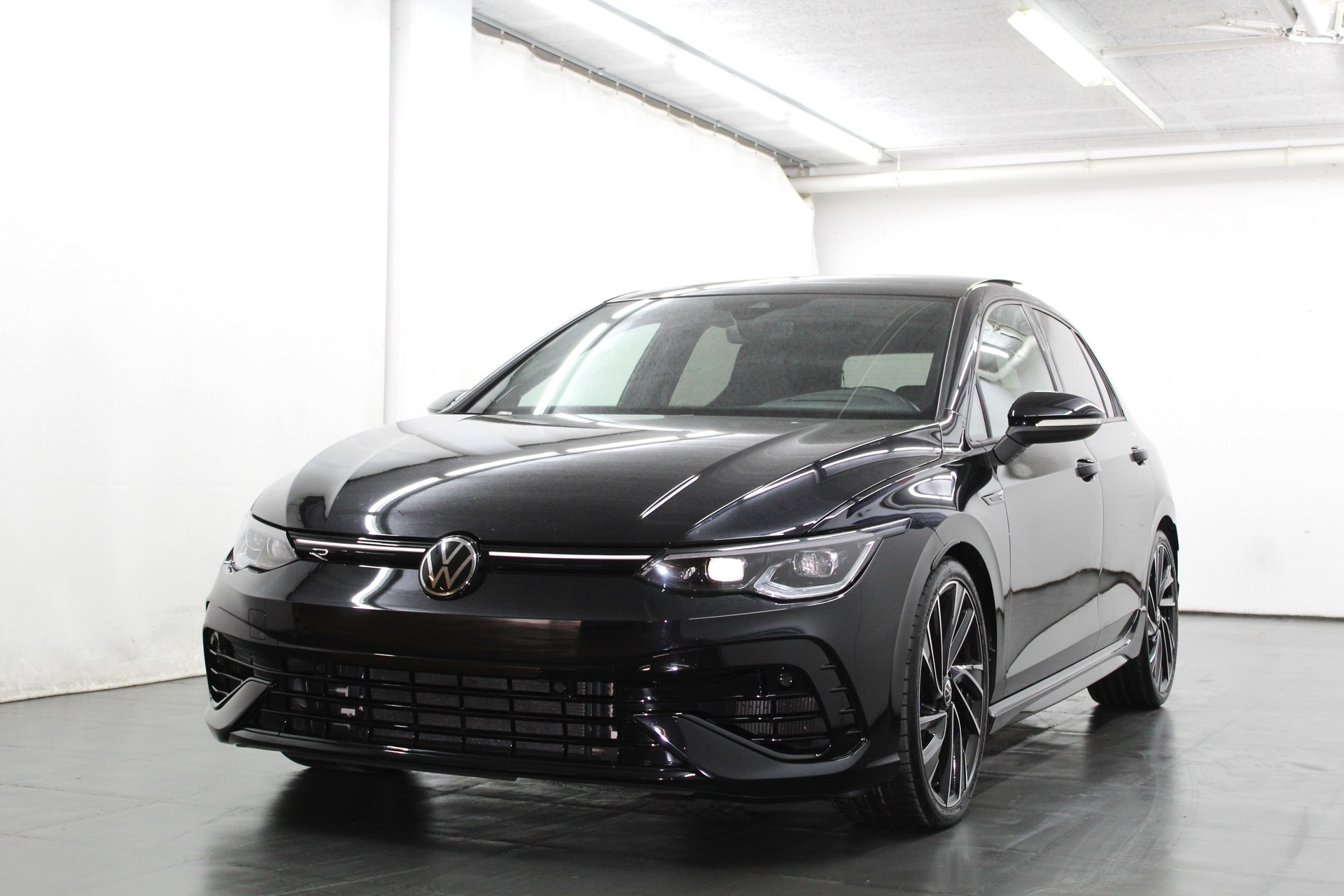 VW Golf 2.0 TSI R DSG 4Motion Performance Akrapovic / CH-Fahrzeug-showroom-element-3