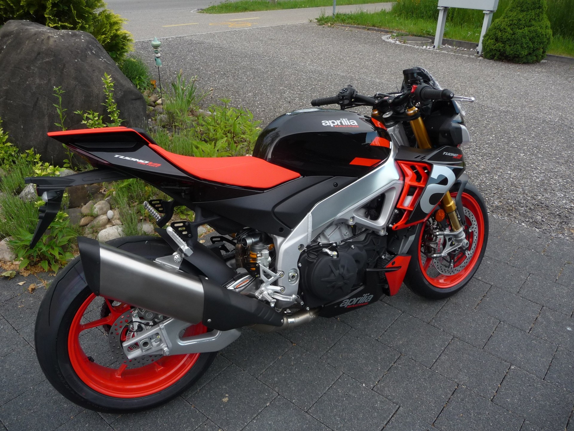APRILIA Tuono V4 1100 Factory Semi Active Suspension-image-2