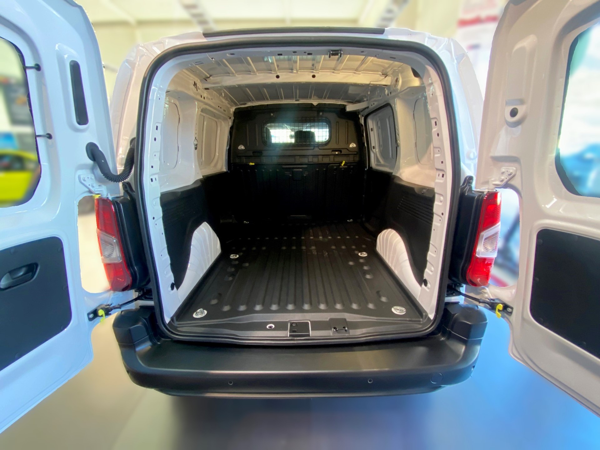 FIAT E-Doblo L1 50kWh 800kg Swiss Plus-image-8