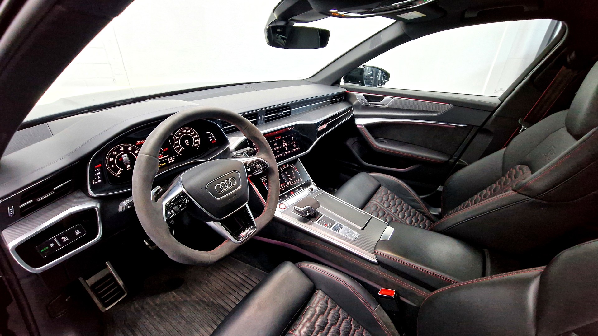 AUDI RS6 Avant 4.0 V8 TFSI quattro T-Tronic-image-11