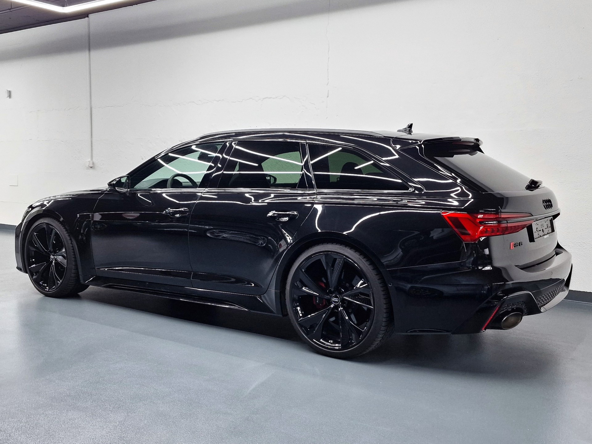 AUDI RS6 Avant 4.0 V8 TFSI quattro T-Tronic-image-6