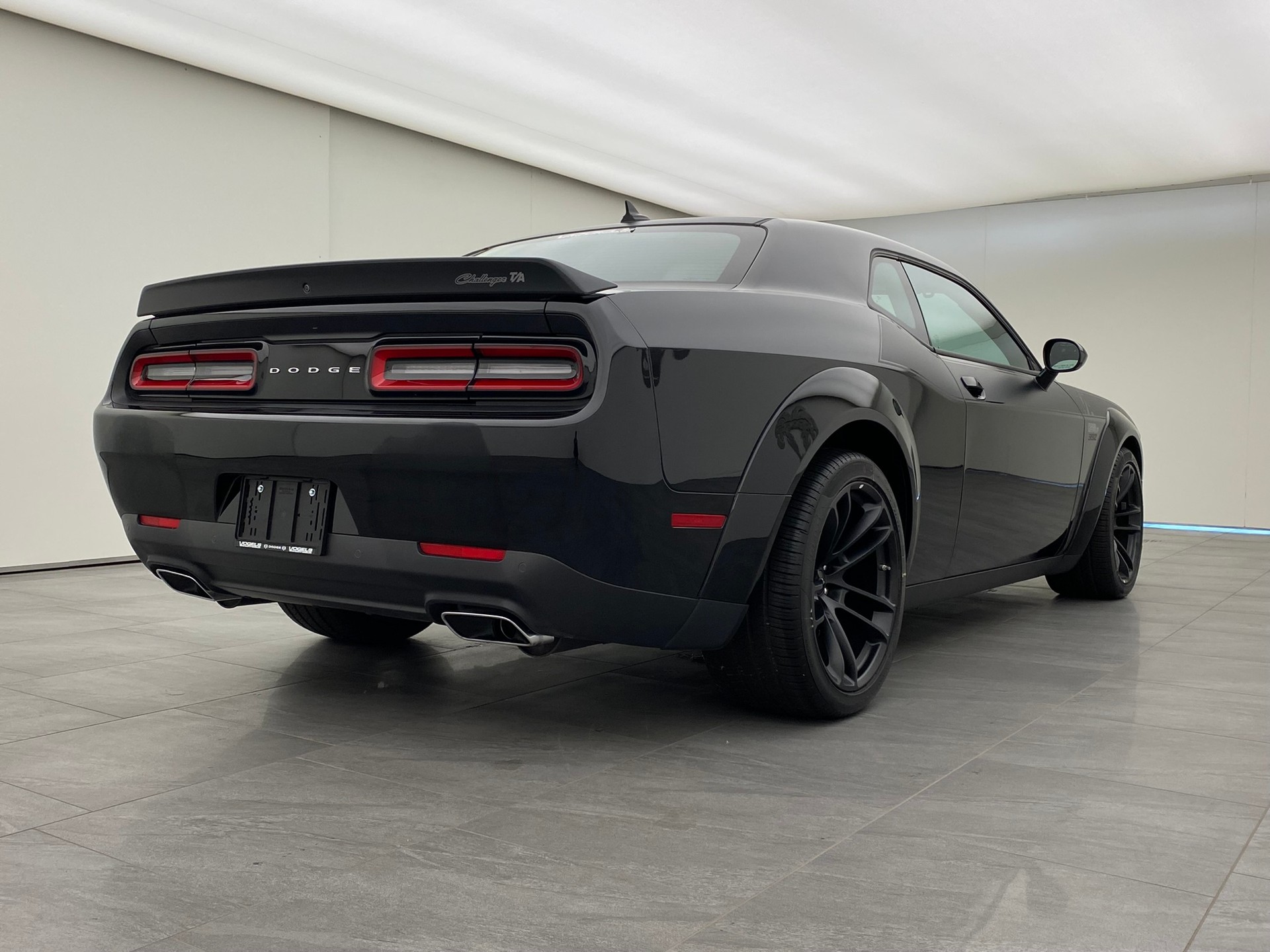DODGE Challenger T/A 392 WB-showroom-element-3