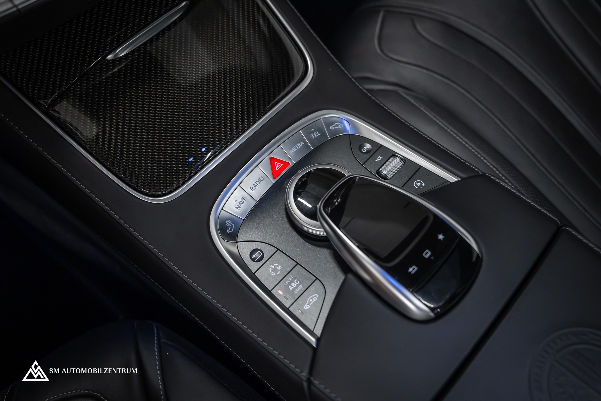 MERCEDES-BENZ S 63 V8 AMG Coupé / Sonderlackierung Designo / Panorama / Burmester-image-29
