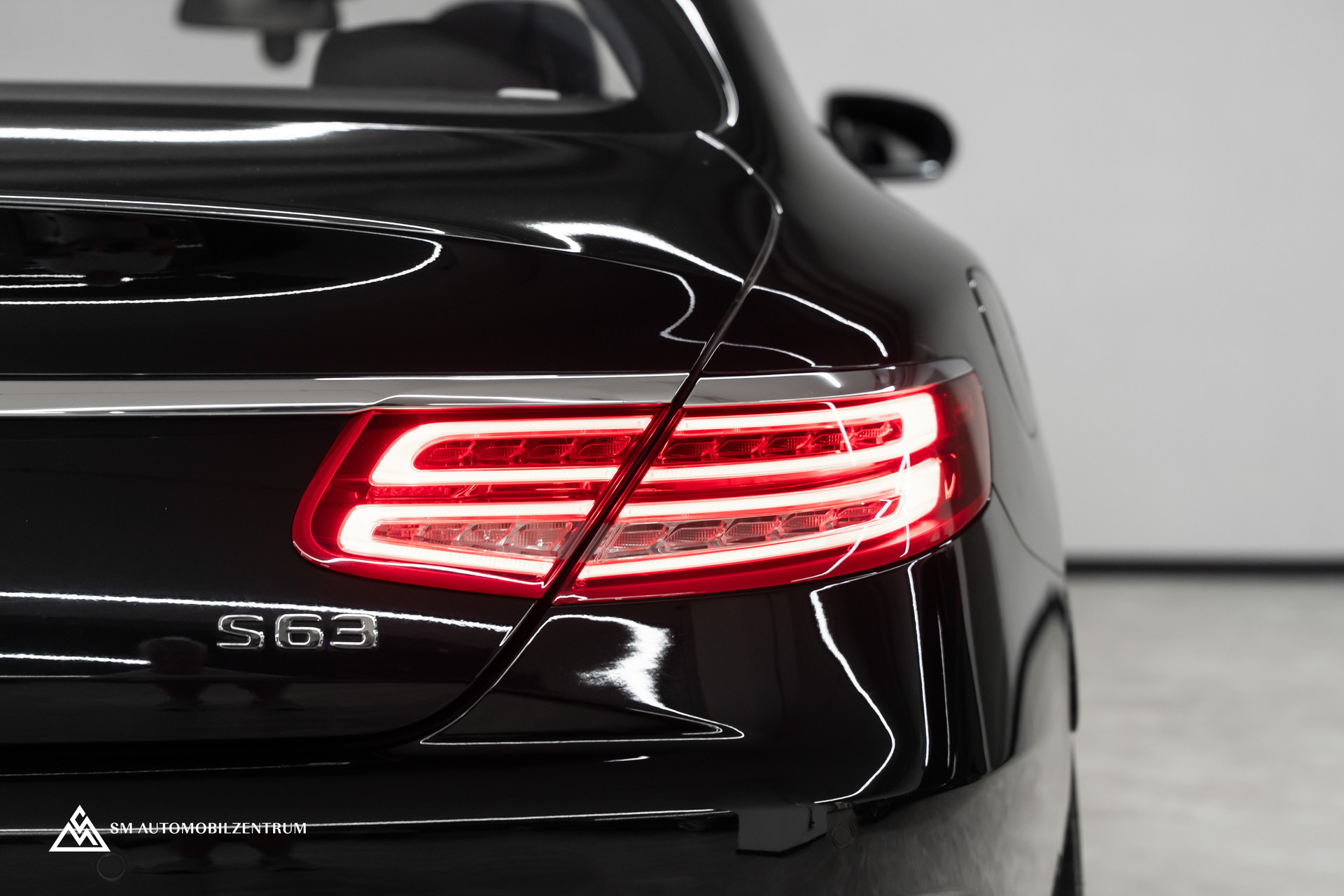 MERCEDES-BENZ S 63 V8 AMG Coupé / Sonderlackierung Designo / Panorama / Burmester-image-11
