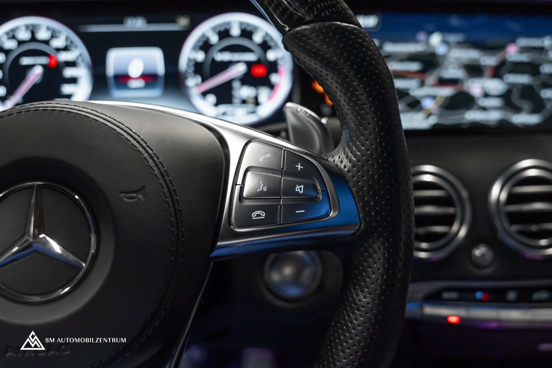 MERCEDES-BENZ S 63 V8 AMG Coupé / Sonderlackierung Designo / Panorama / Burmester-image-21