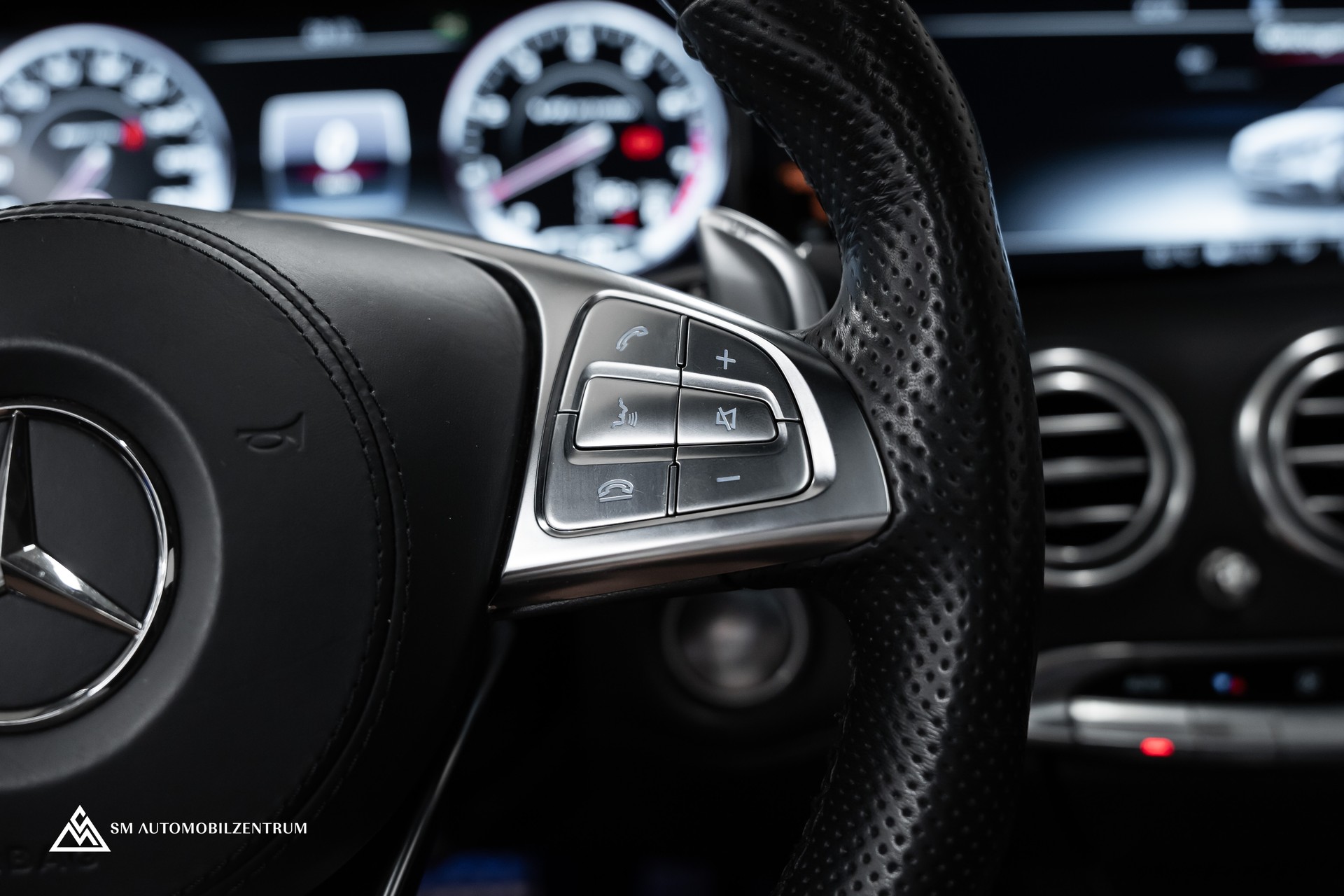MERCEDES-BENZ S 63 V8 AMG Coupé / Sonderlackierung Designo / Panorama / Burmester-image-24