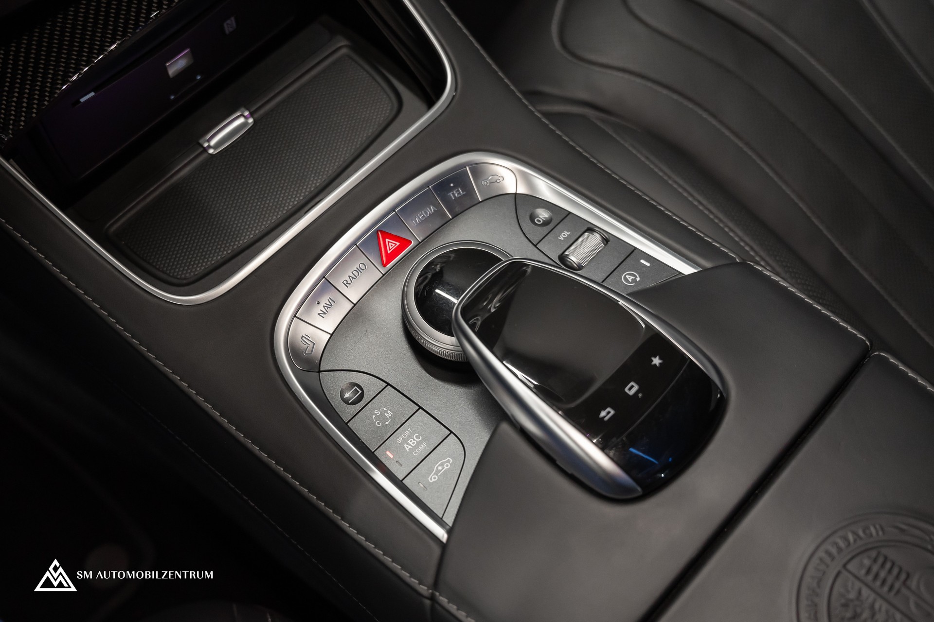 MERCEDES-BENZ S 63 V8 AMG Coupé / Sonderlackierung Designo / Panorama / Burmester-image-26