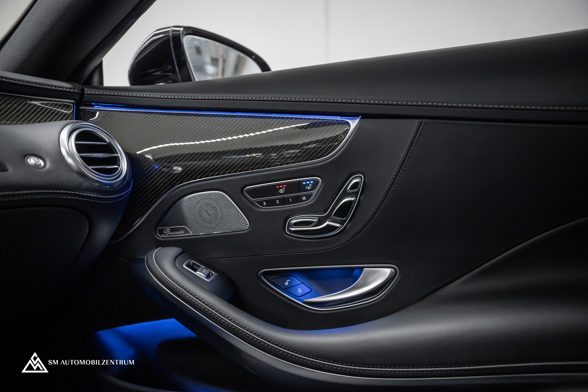 MERCEDES-BENZ S 63 V8 AMG Coupé / Sonderlackierung Designo / Panorama / Burmester-image-28