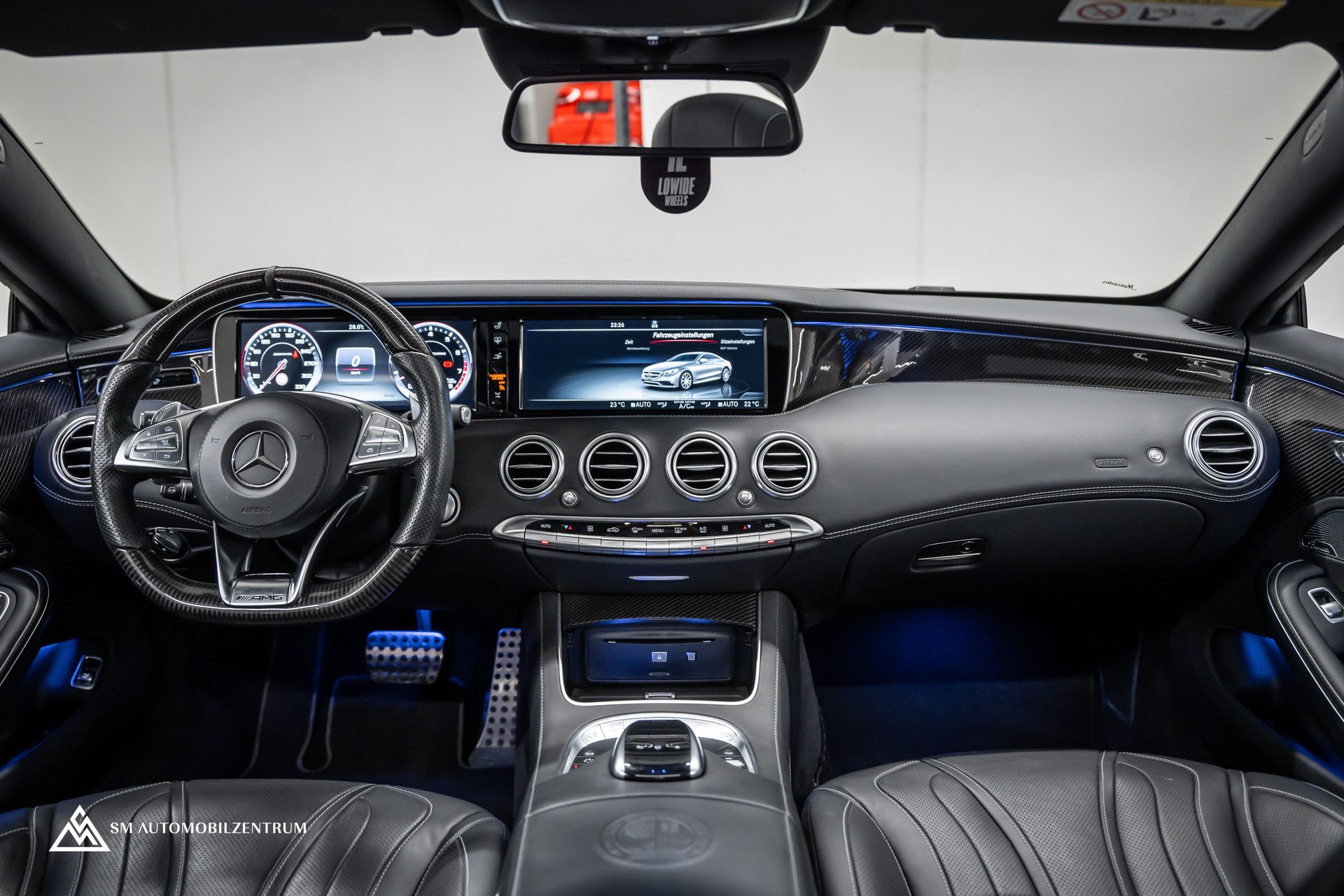 MERCEDES-BENZ S 63 V8 AMG Coupé / Sonderlackierung Designo / Panorama / Burmester-image-13