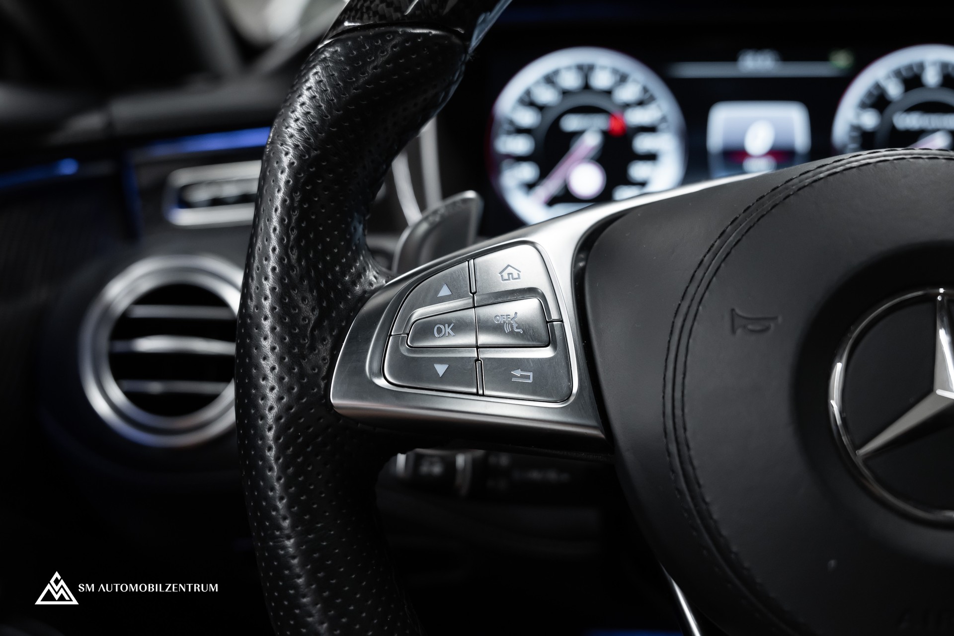 MERCEDES-BENZ S 63 V8 AMG Coupé / Sonderlackierung Designo / Panorama / Burmester-image-23