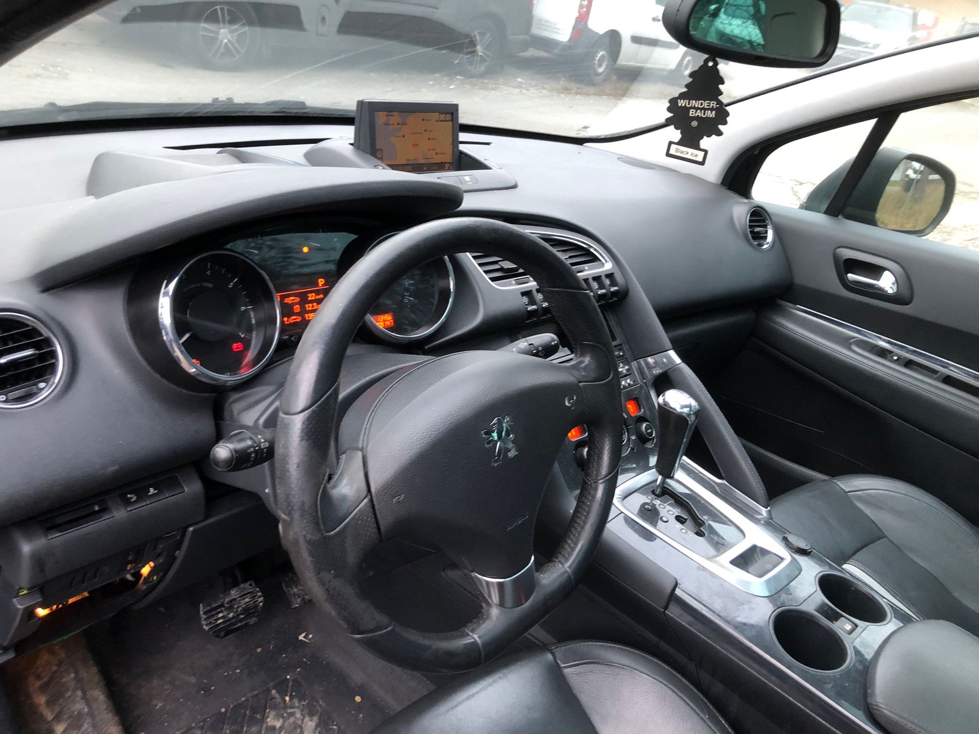 PEUGEOT 3008 1.6 16V T Allure Tiptronic-image-12