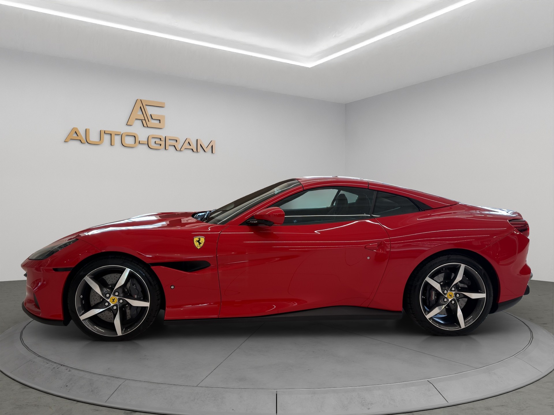 FERRARI Portofino M-showroom-element-1