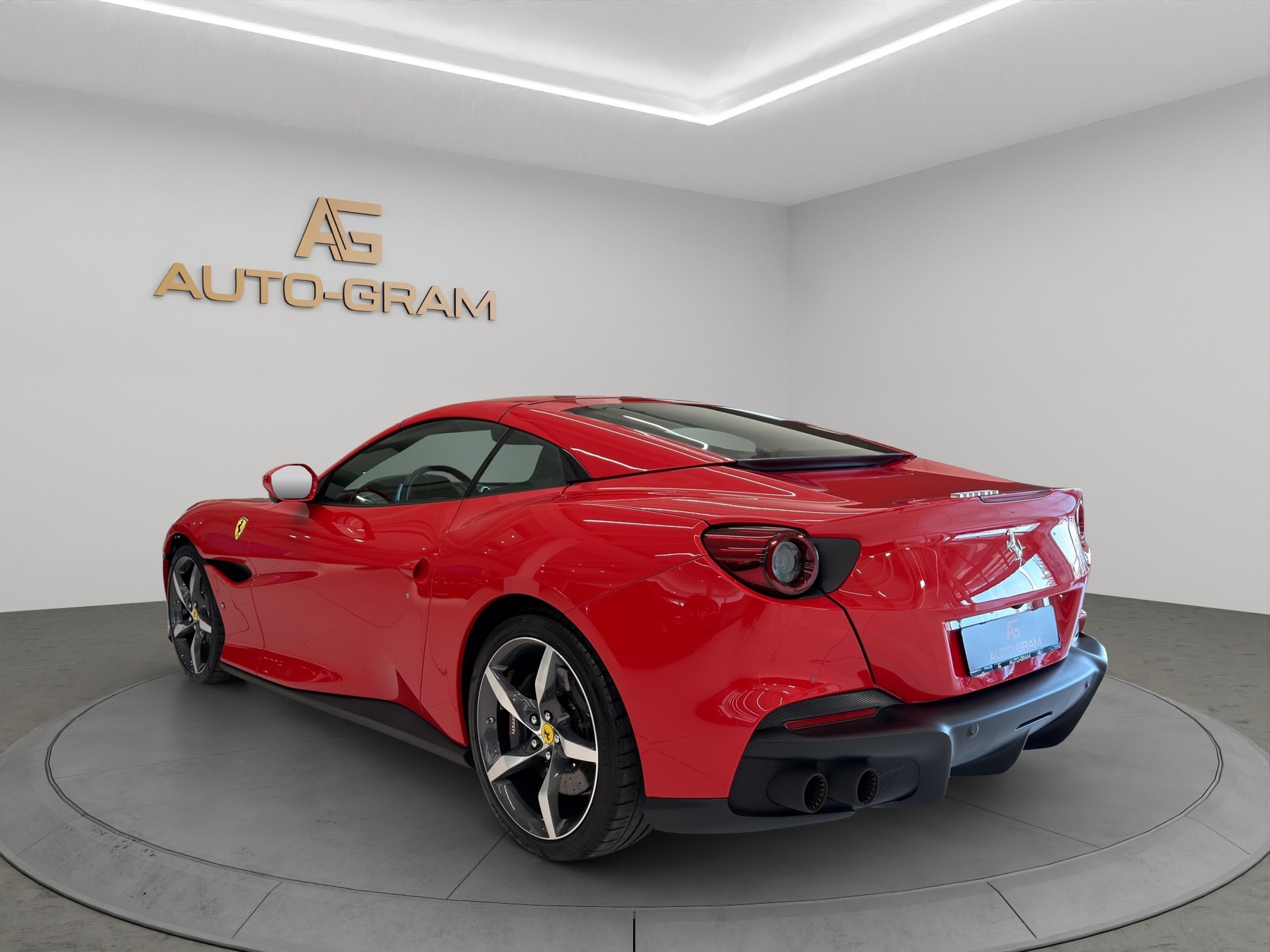 FERRARI Portofino M-showroom-element-2