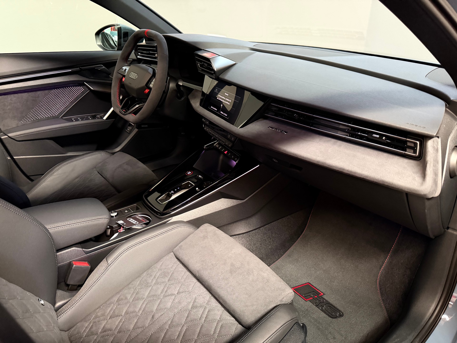 AUDI RS3 Limousine 2.5 TSI quattro S-tronic-image-18
