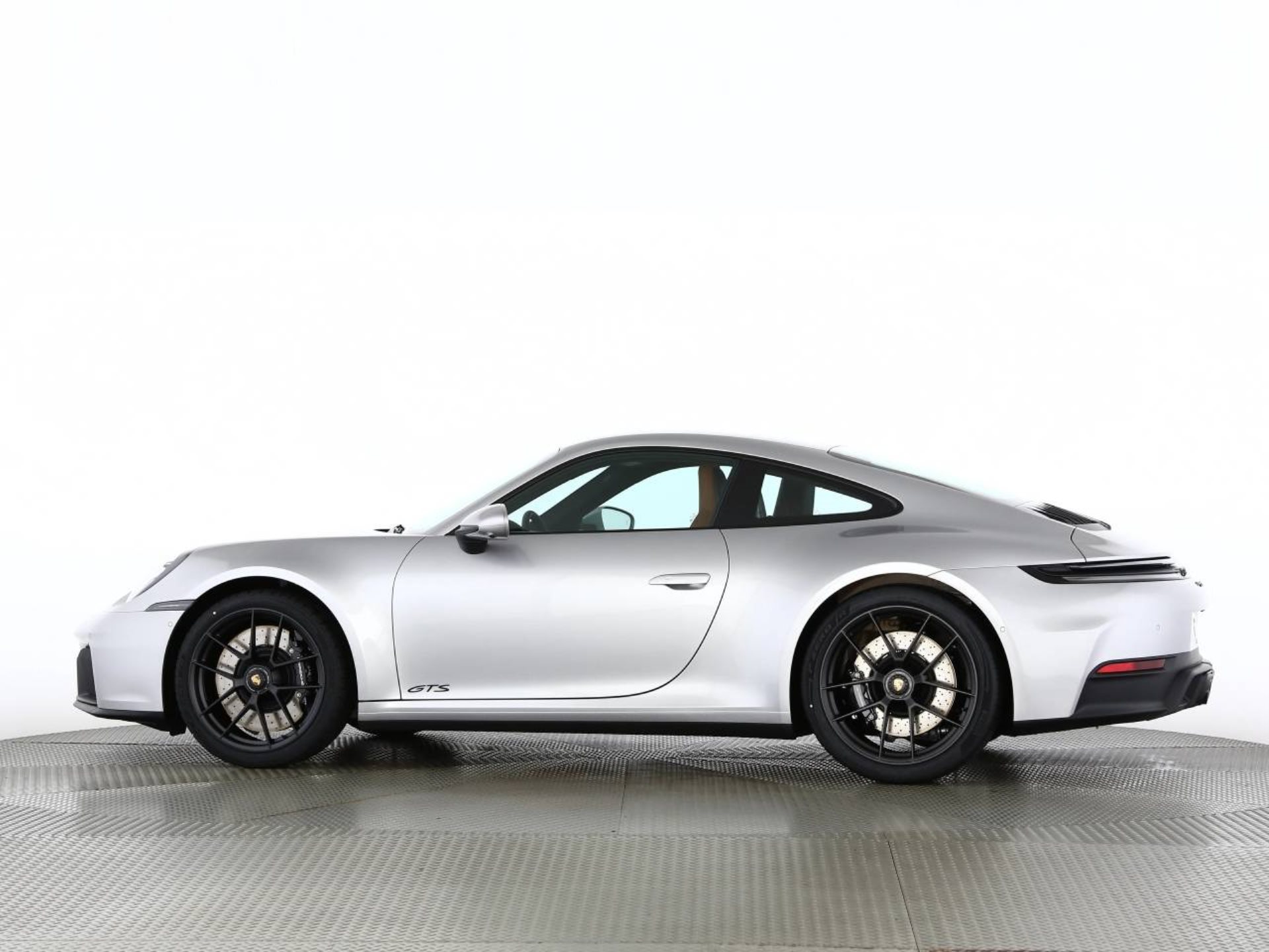 PORSCHE 911 Carrera GTS-image-11