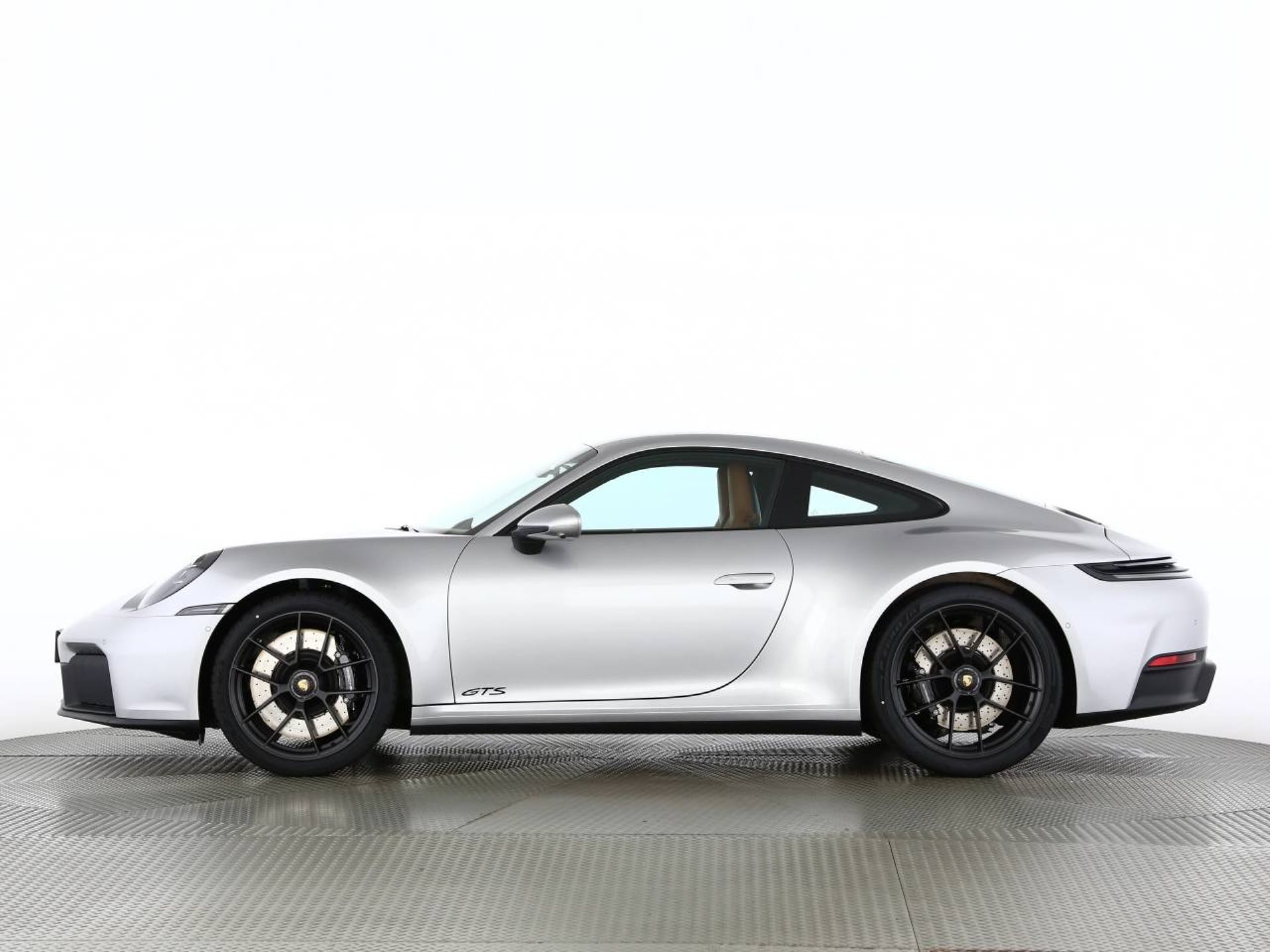 PORSCHE 911 Carrera GTS-image-12