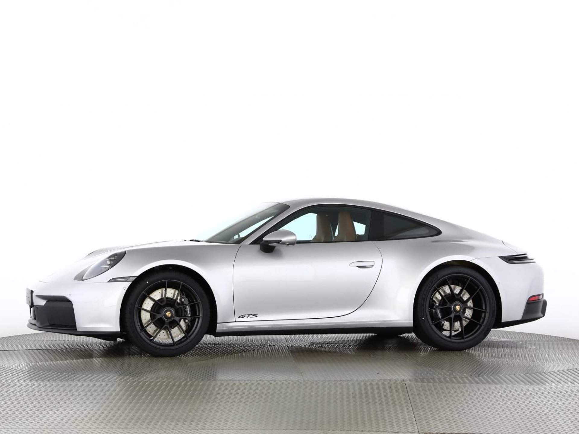 PORSCHE 911 Carrera GTS-image-13