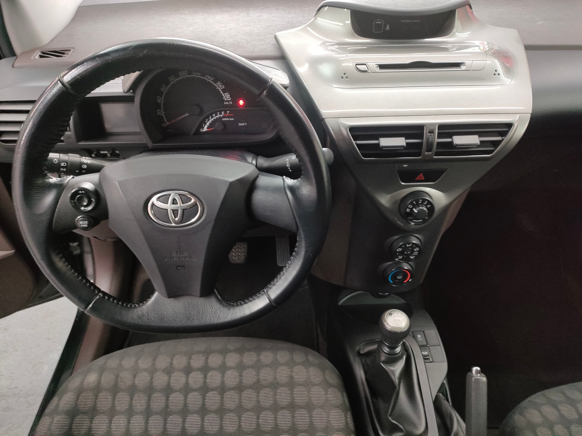 TOYOTA iQ 1.0 VVT-i Linea Terra-image-8