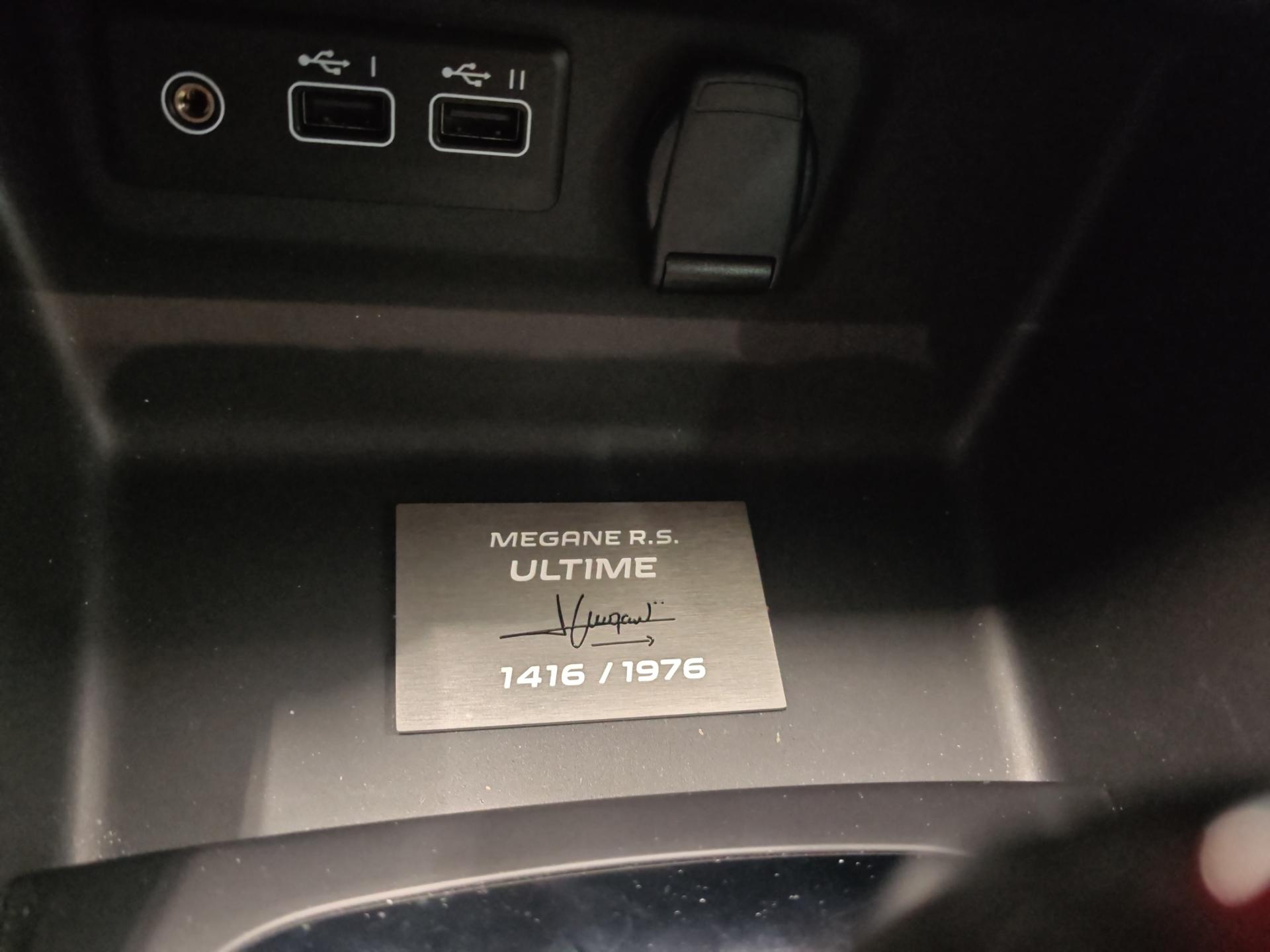 RENAULT Mégane R.S. Ultime 300 EDC-image-19