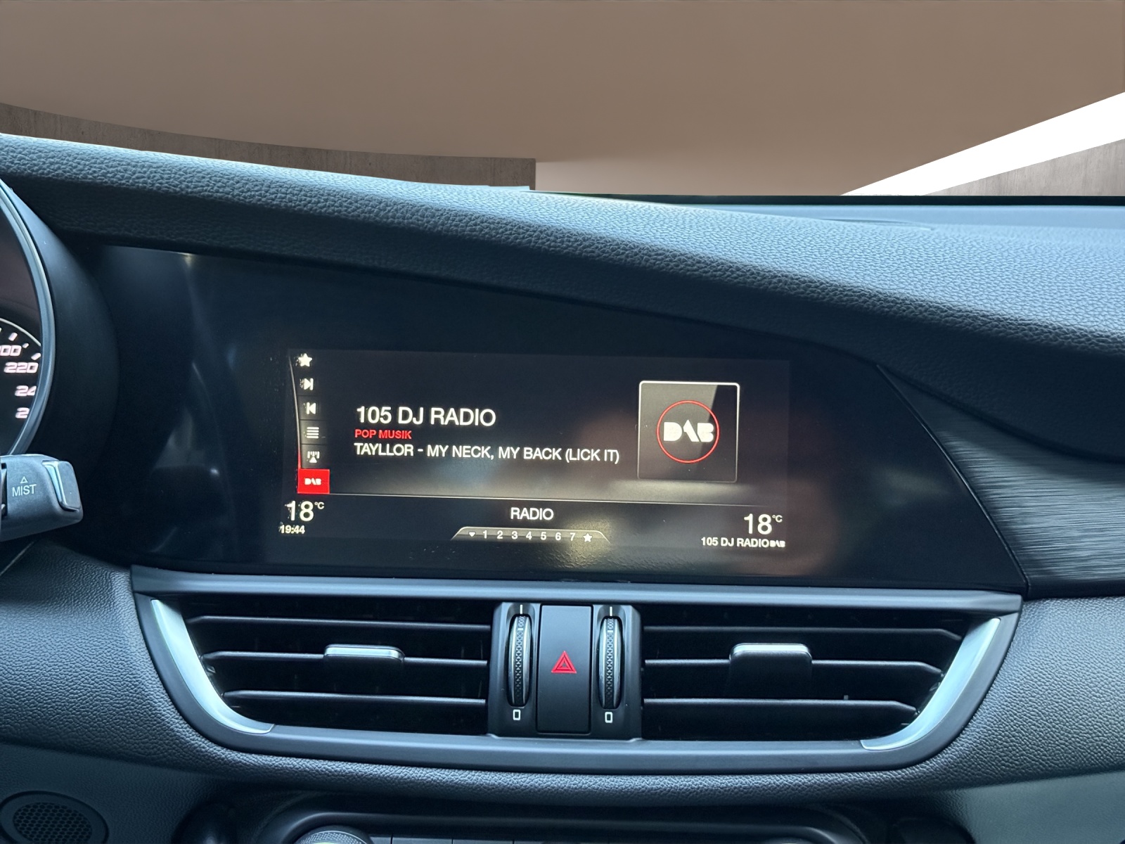 ALFA ROMEO Giulia 2.2 JTDM Super Automatic-image-13