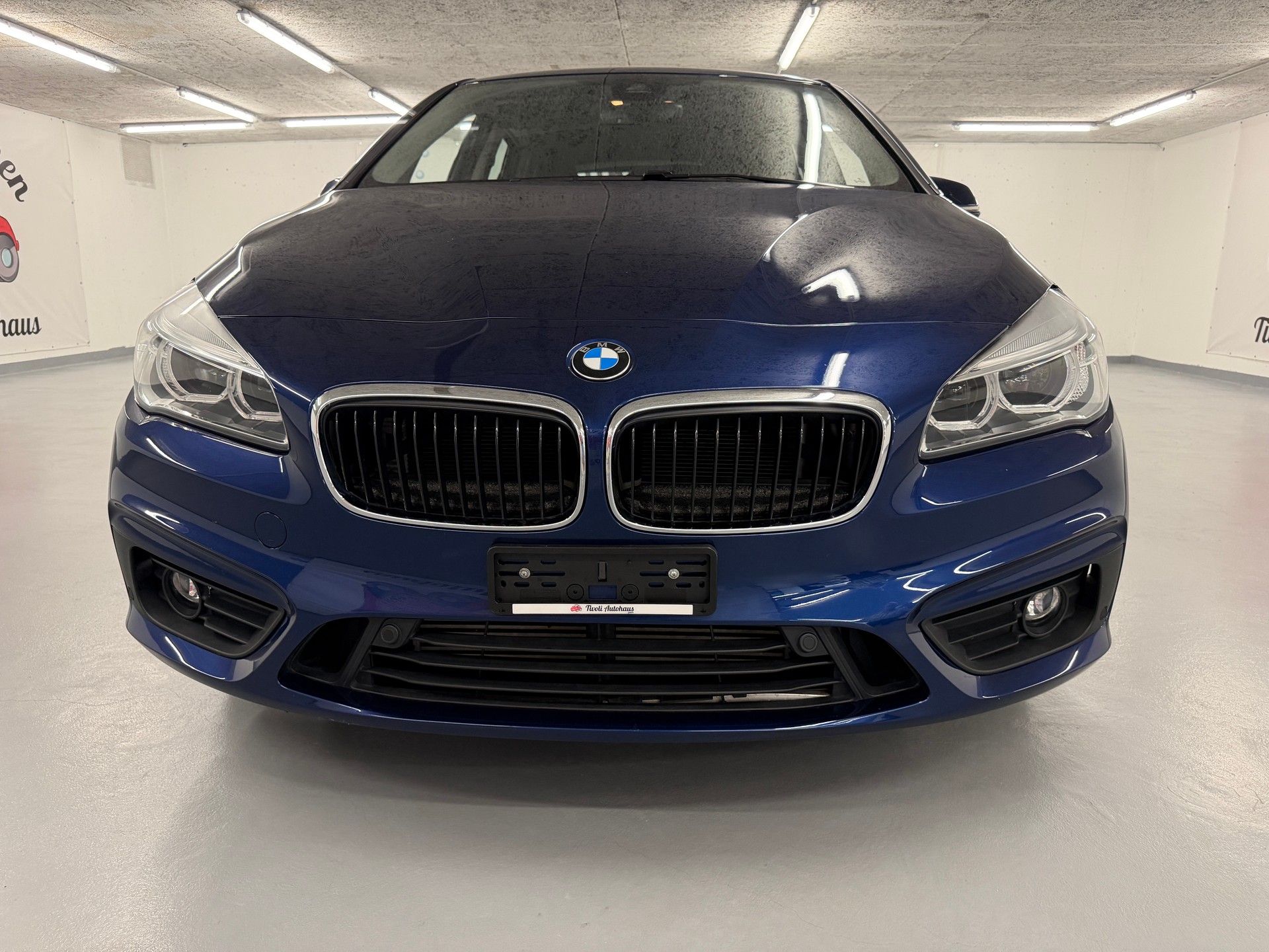 BMW 214d Active Tourer Luxury Line-showroom-element-1