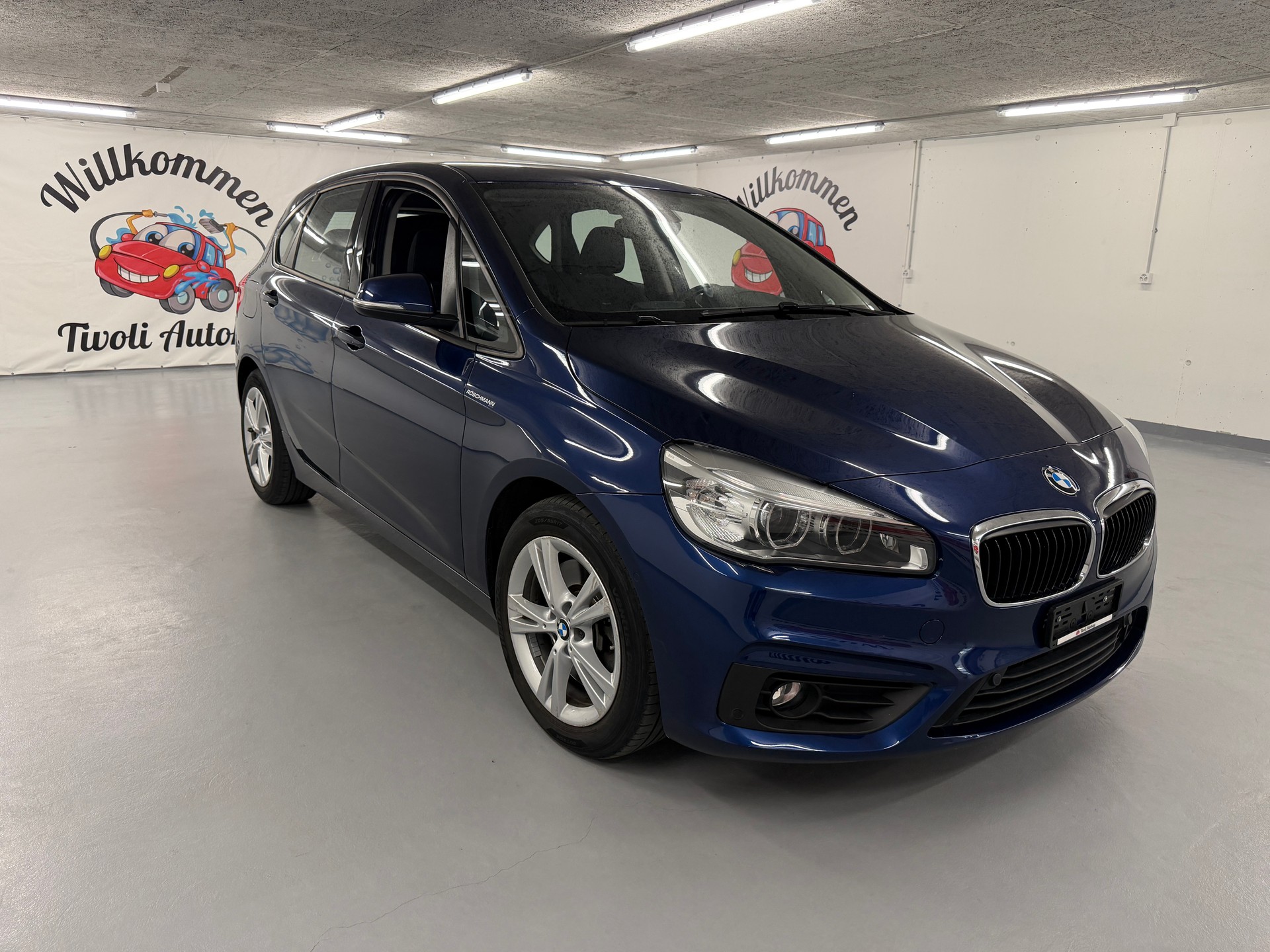 BMW 214d Active Tourer Luxury Line-showroom-element-2