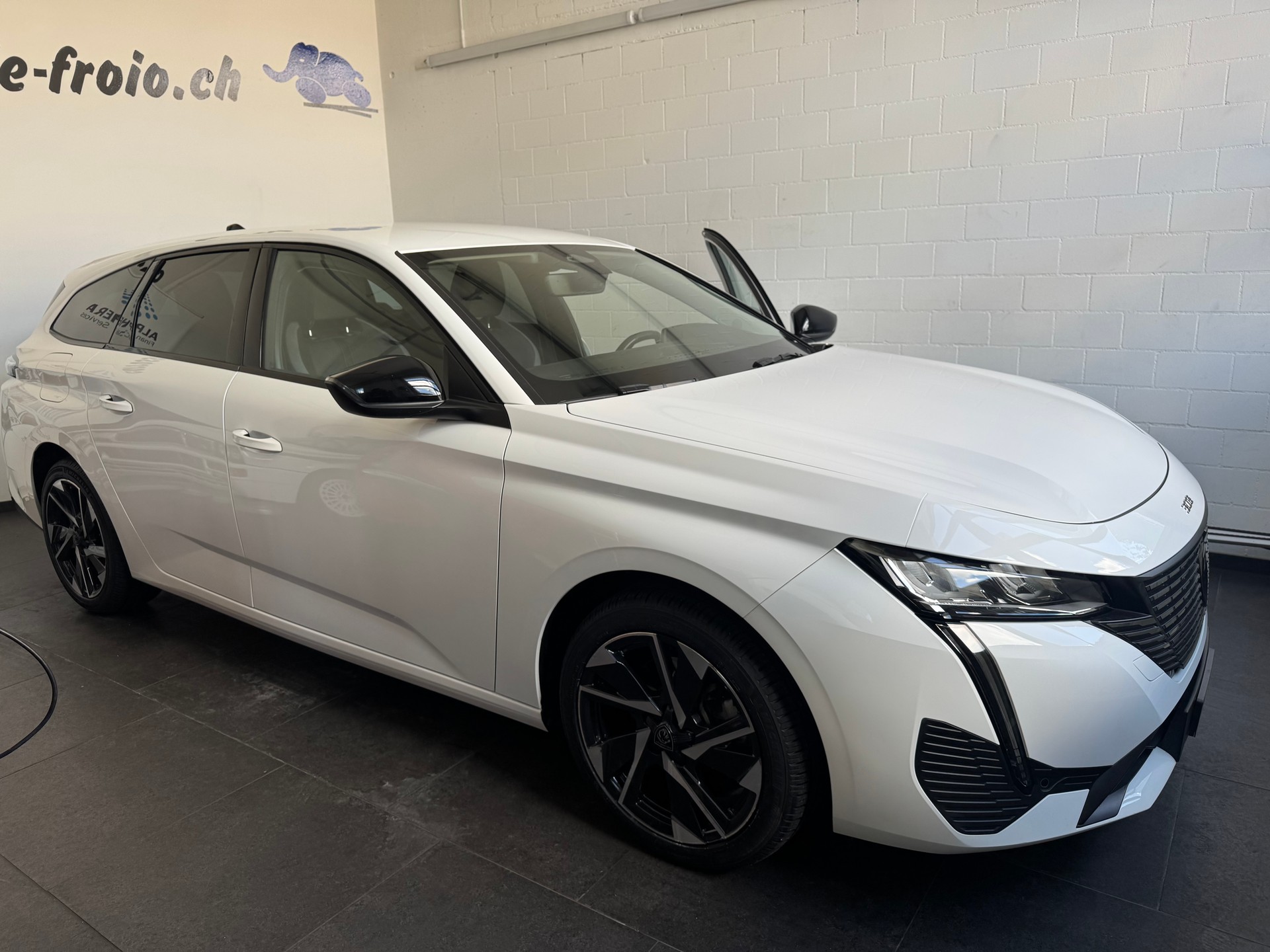 PEUGEOT 308 SW 1.5 BlueHDI Allure Pack EAT8-showroom-element-2