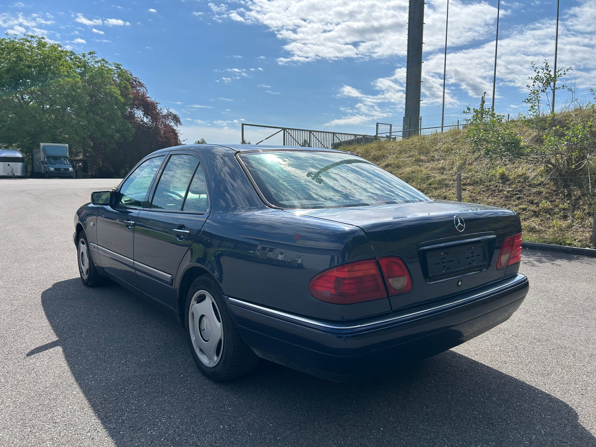 MERCEDES-BENZ E 280 Avantgarde 4-Matic Automatic-image-3