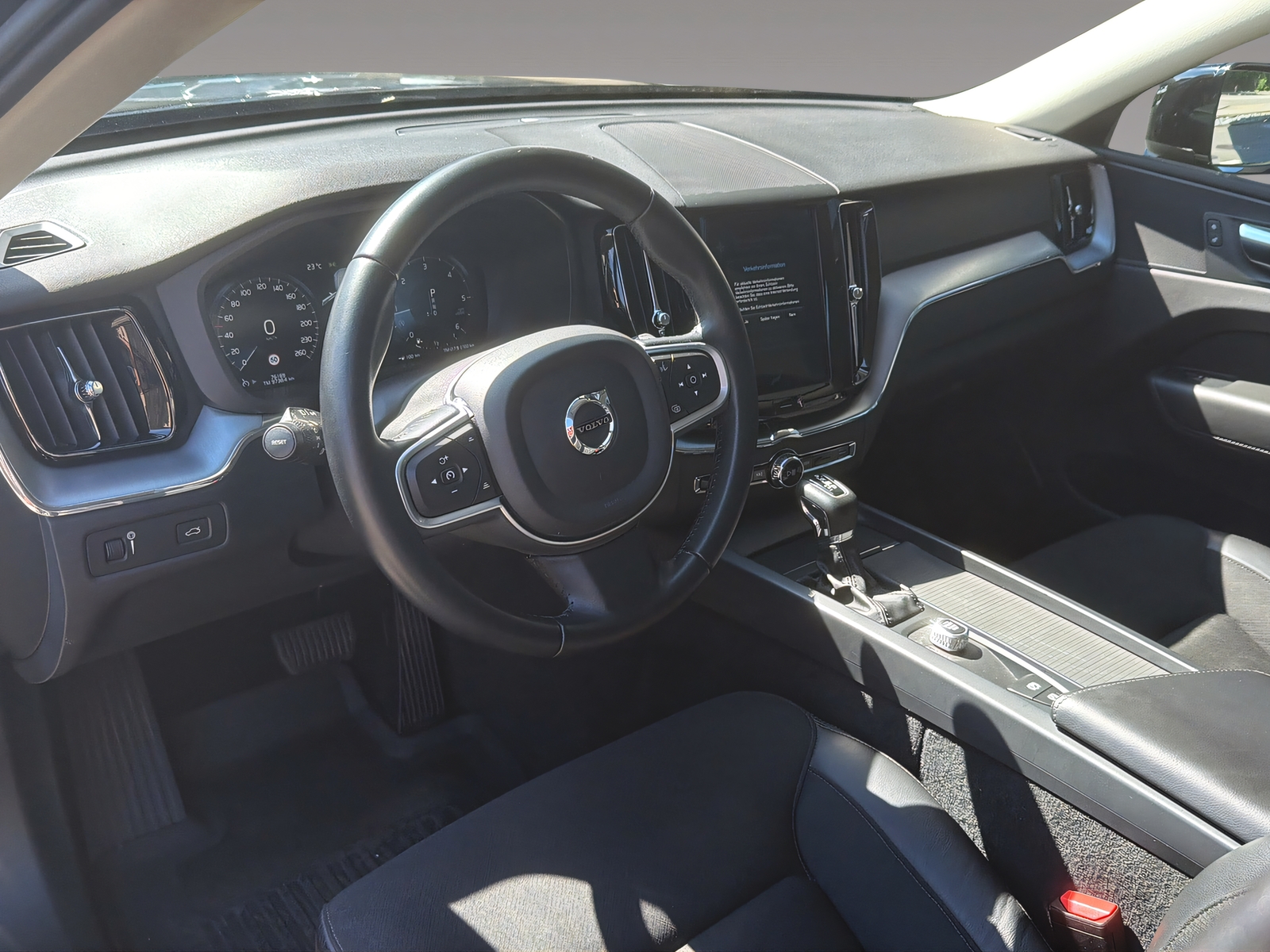 VOLVO XC60 2.0 D4 Momentum AWD-image-6