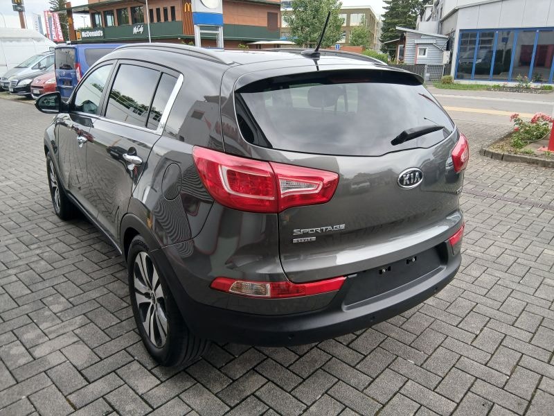 KIA Sportage 2.0 CRDi Style 4WD Automatic-image-2