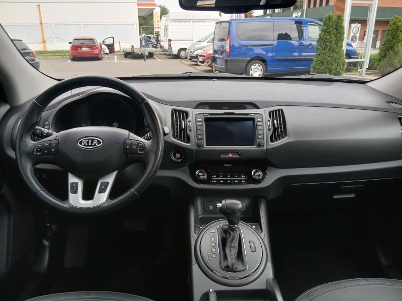 KIA Sportage 2.0 CRDi Style 4WD Automatic-image-6