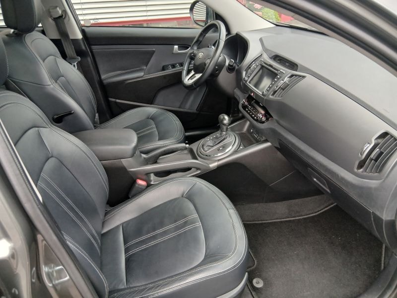 KIA Sportage 2.0 CRDi Style 4WD Automatic-image-9