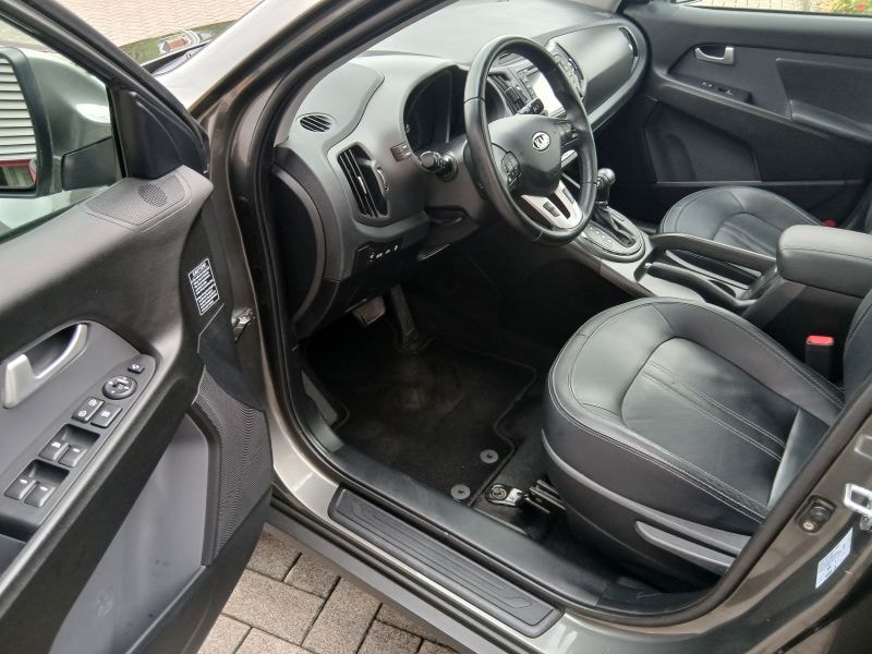 KIA Sportage 2.0 CRDi Style 4WD Automatic-image-5