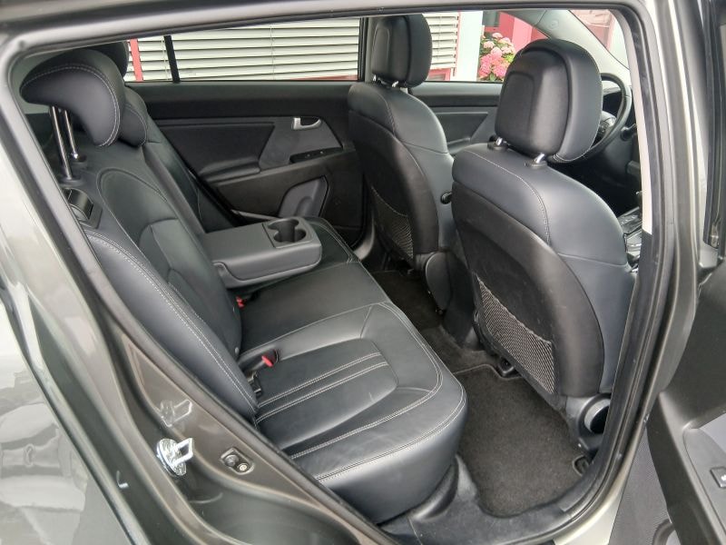 KIA Sportage 2.0 CRDi Style 4WD Automatic-image-8