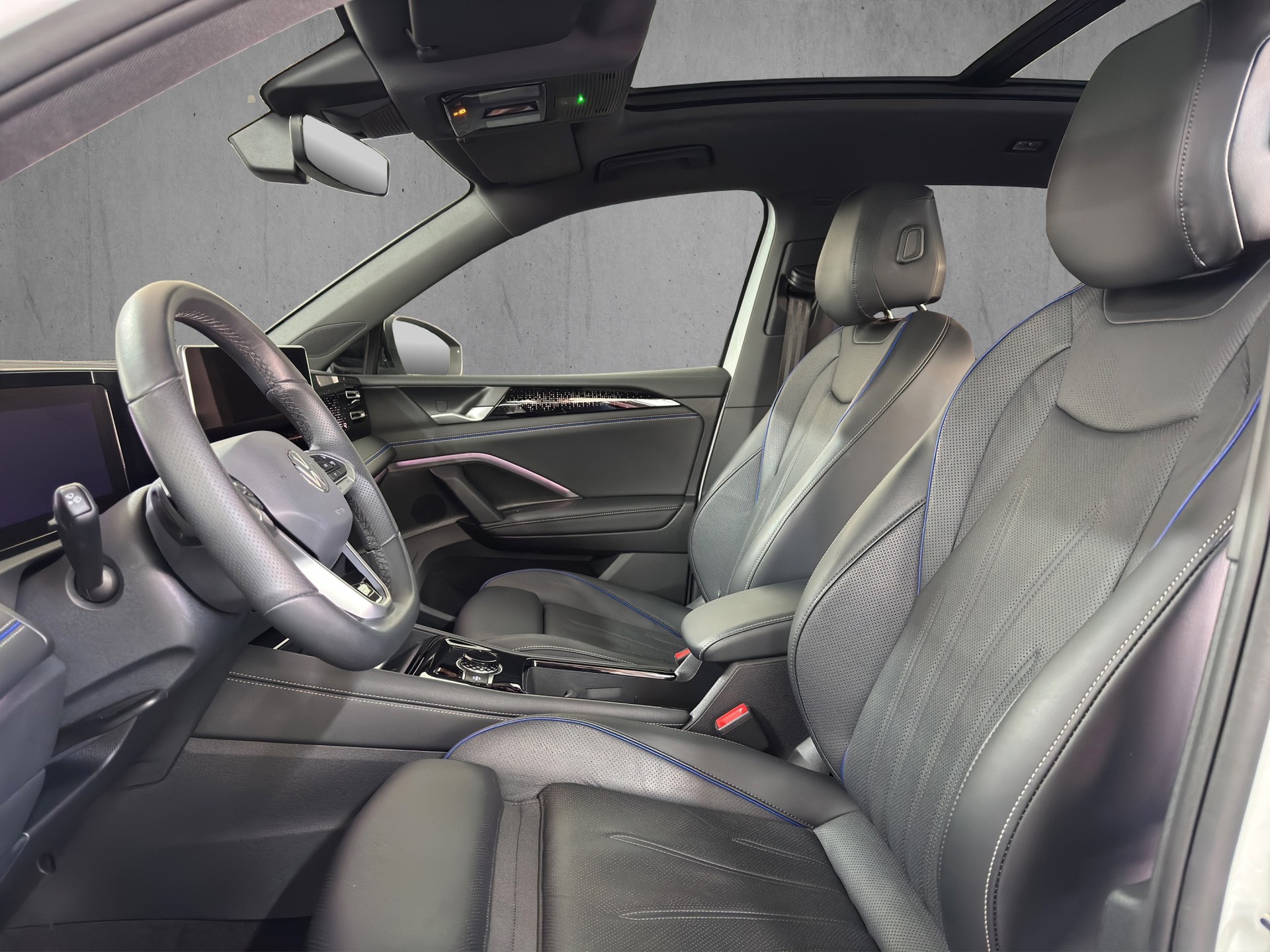 VW Tiguan 2.0 TSI DSG R-Line 4M. "AHK-Leder Varenna-Pano-360°Kam.-Black Style"-image-7