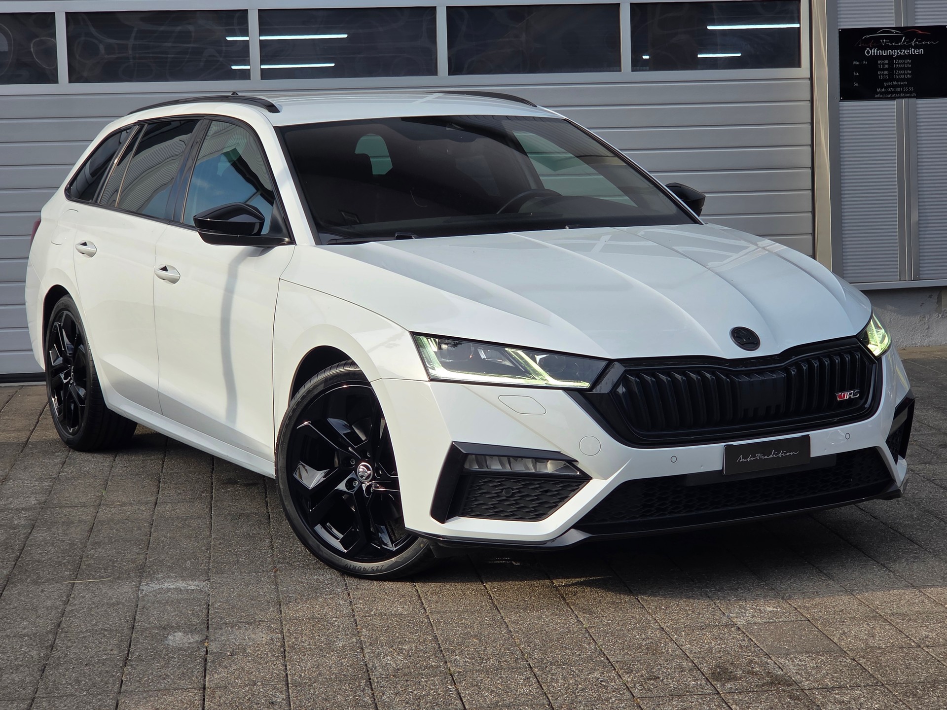 SKODA Octavia Combi 2.0 TDI DSG RS 4x4 ** EL.ANHÄNGERKUPPLUNG - CANTON SOUND SYS. -KEYLESS -ASSIS.-PAKET PLUS -ADAPTIVE LED**-showroom-element-1