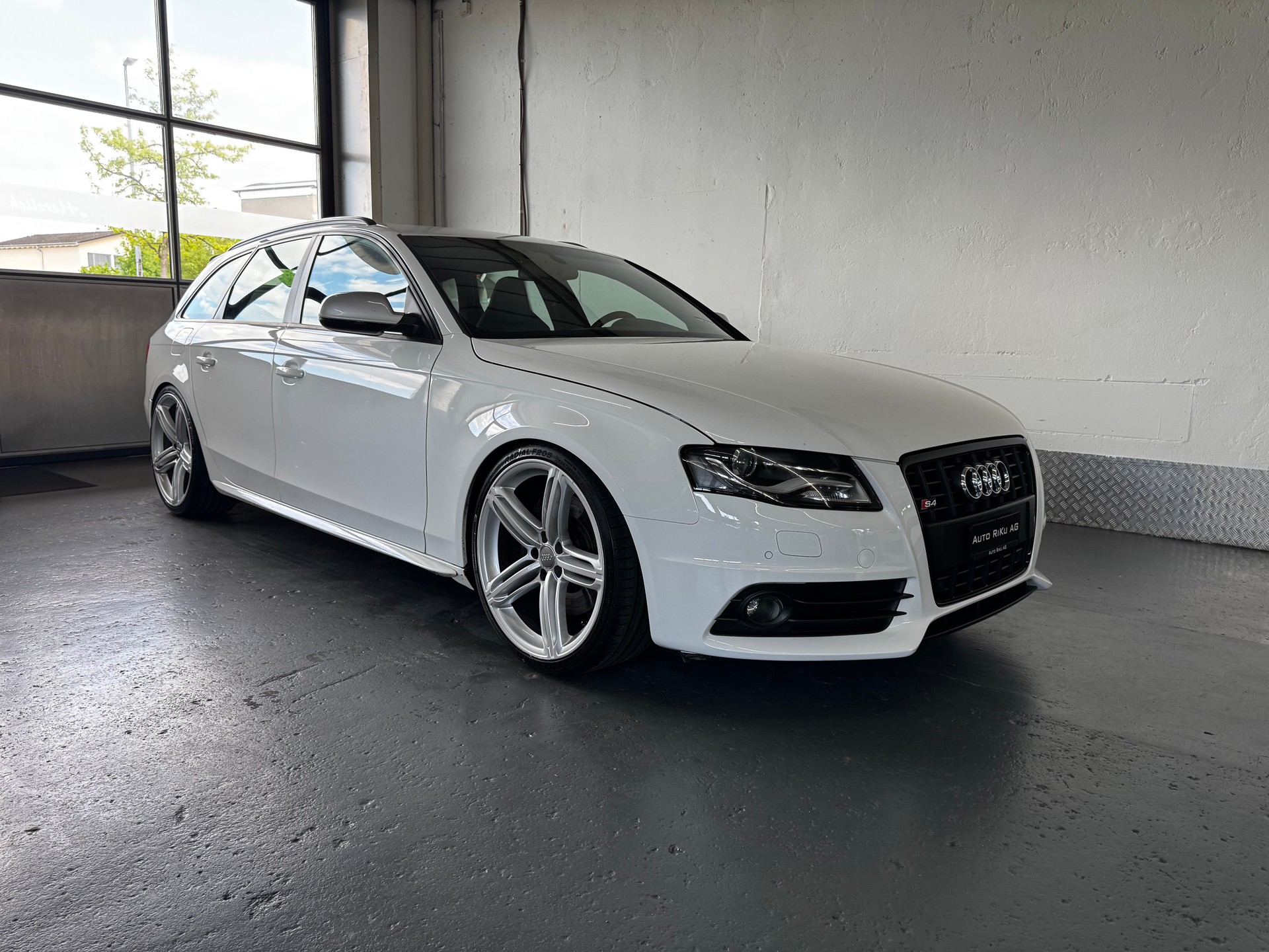 AUDI S4 Avant 3.0TFSI-showroom-element-1