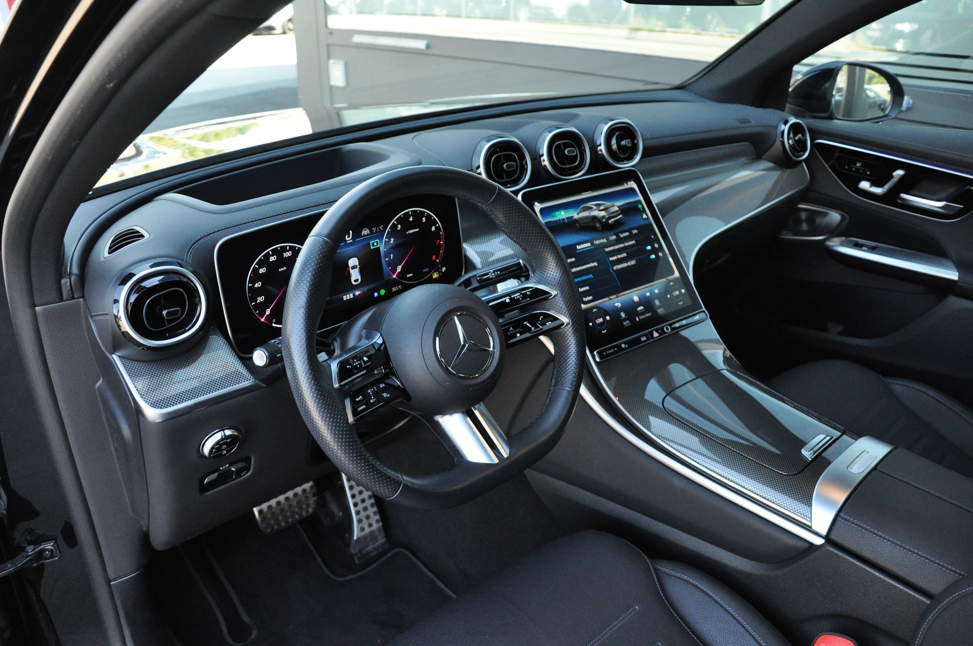 MERCEDES-BENZ GLC 300 4Matic AMG Line 9G-Tronic-image-16