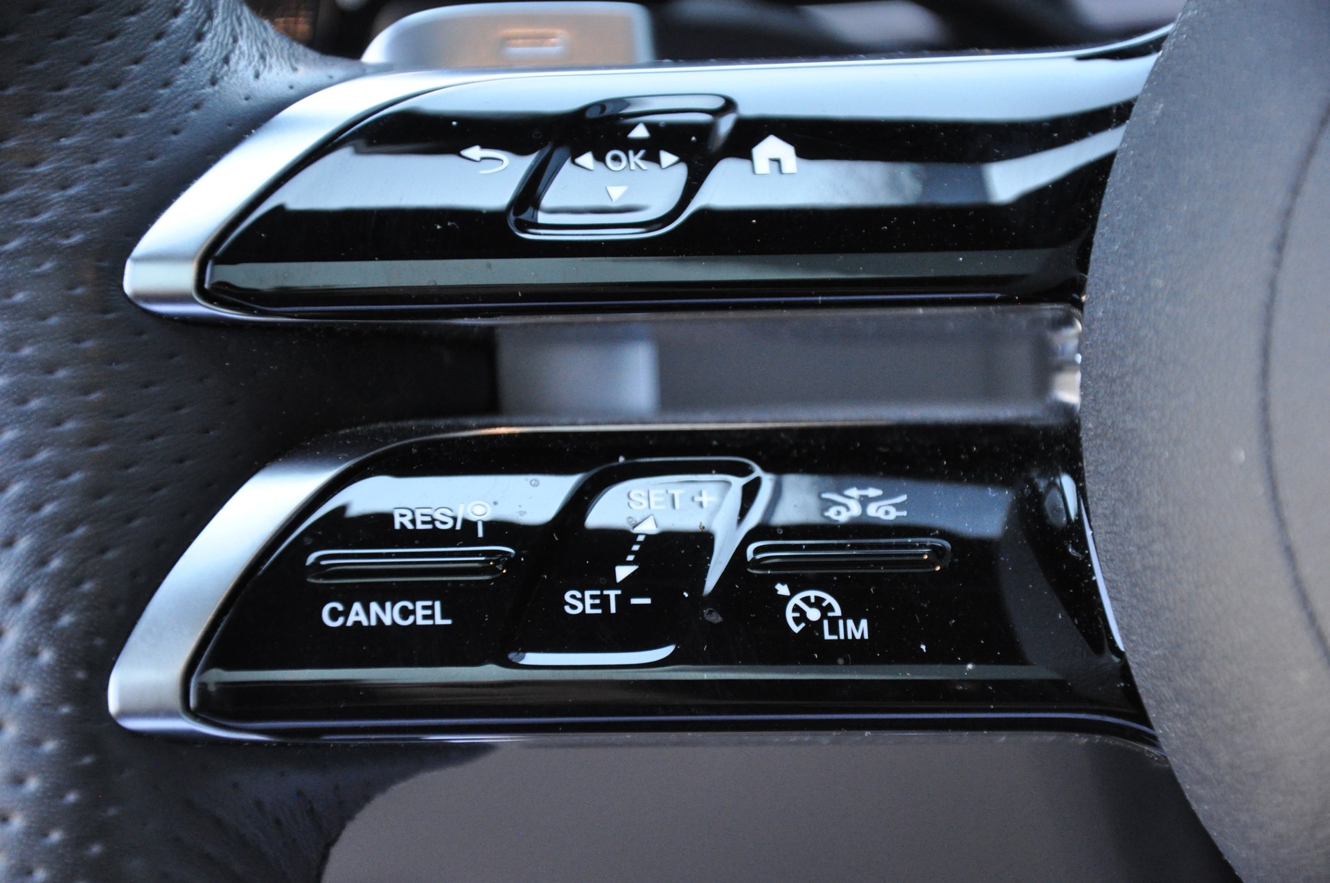 MERCEDES-BENZ GLC 300 4Matic AMG Line 9G-Tronic-image-18