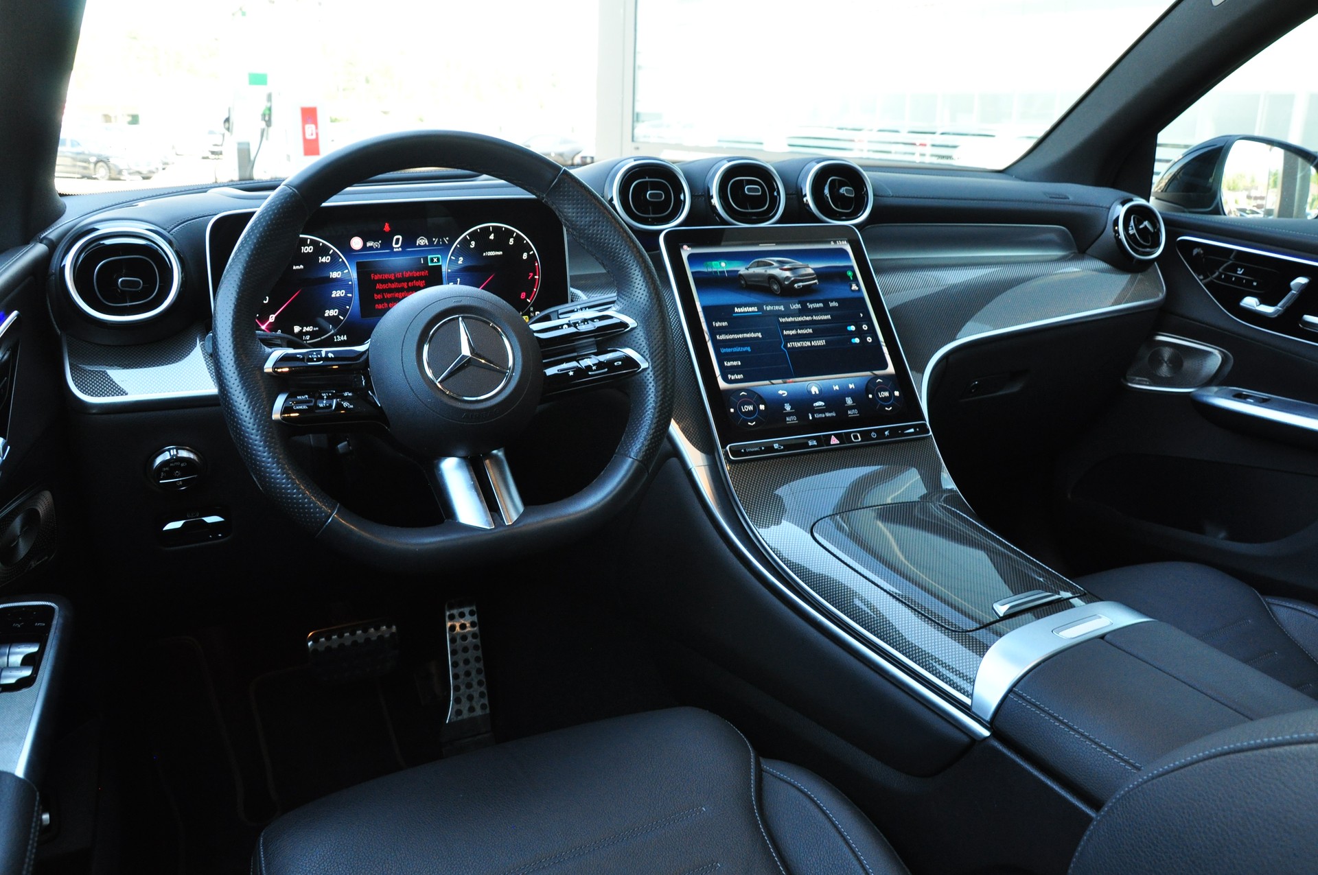MERCEDES-BENZ GLC 300 4Matic AMG Line 9G-Tronic-image-17