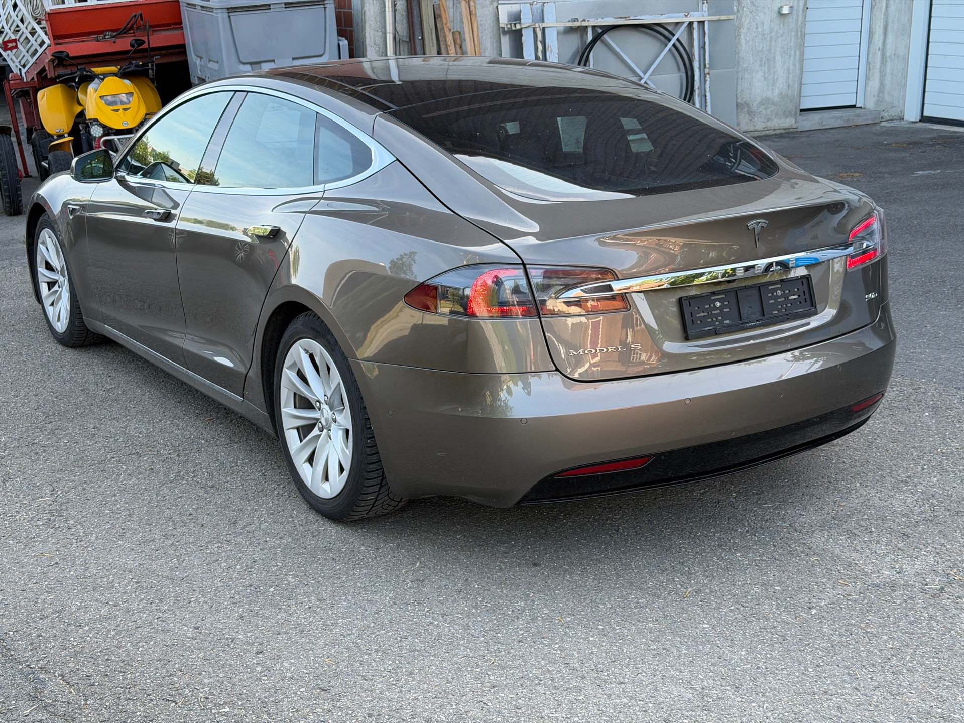 TESLA Model S 90 D-image-4