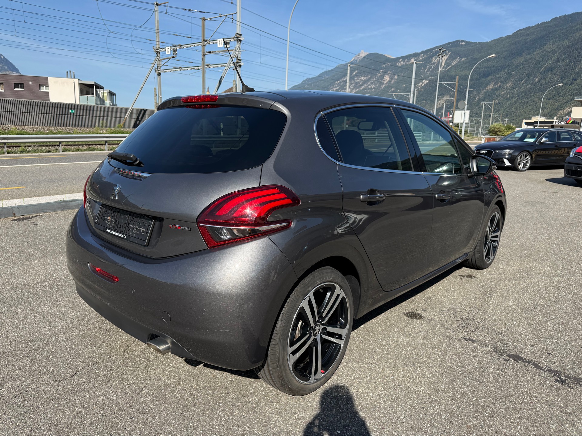 PEUGEOT 208 1.2 PureTech GT Line-image-6