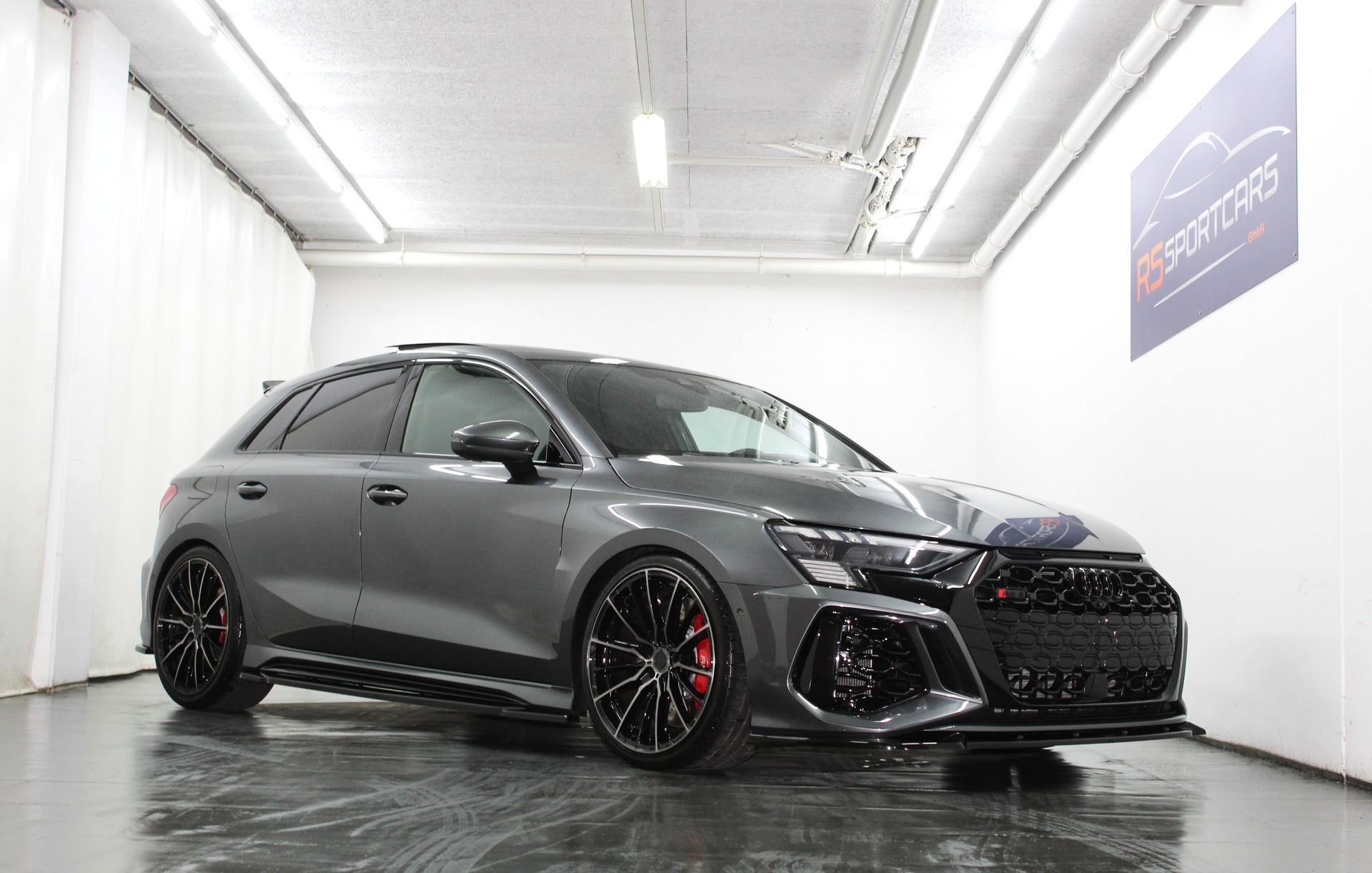 AUDI RS3 Sportback 2.5 TSI quattro S-tronic RS-Designpaket plus rot / Maxton Kit / CH-Fahrzeug