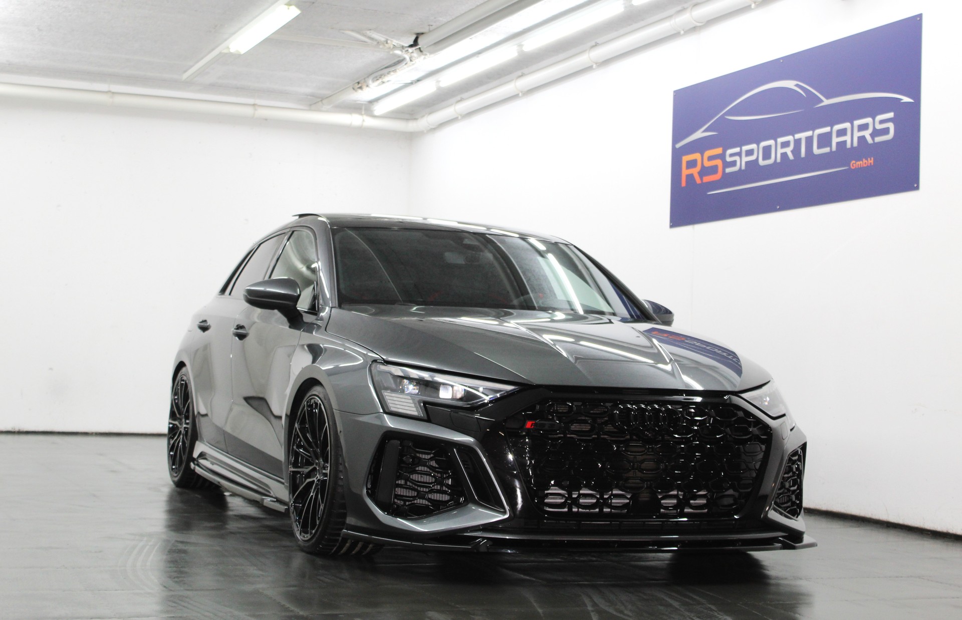 AUDI RS3 Sportback 2.5 TSI quattro S-tronic RS-Designpaket plus rot / Maxton Kit / CH-Fahrzeug-showroom-element-1