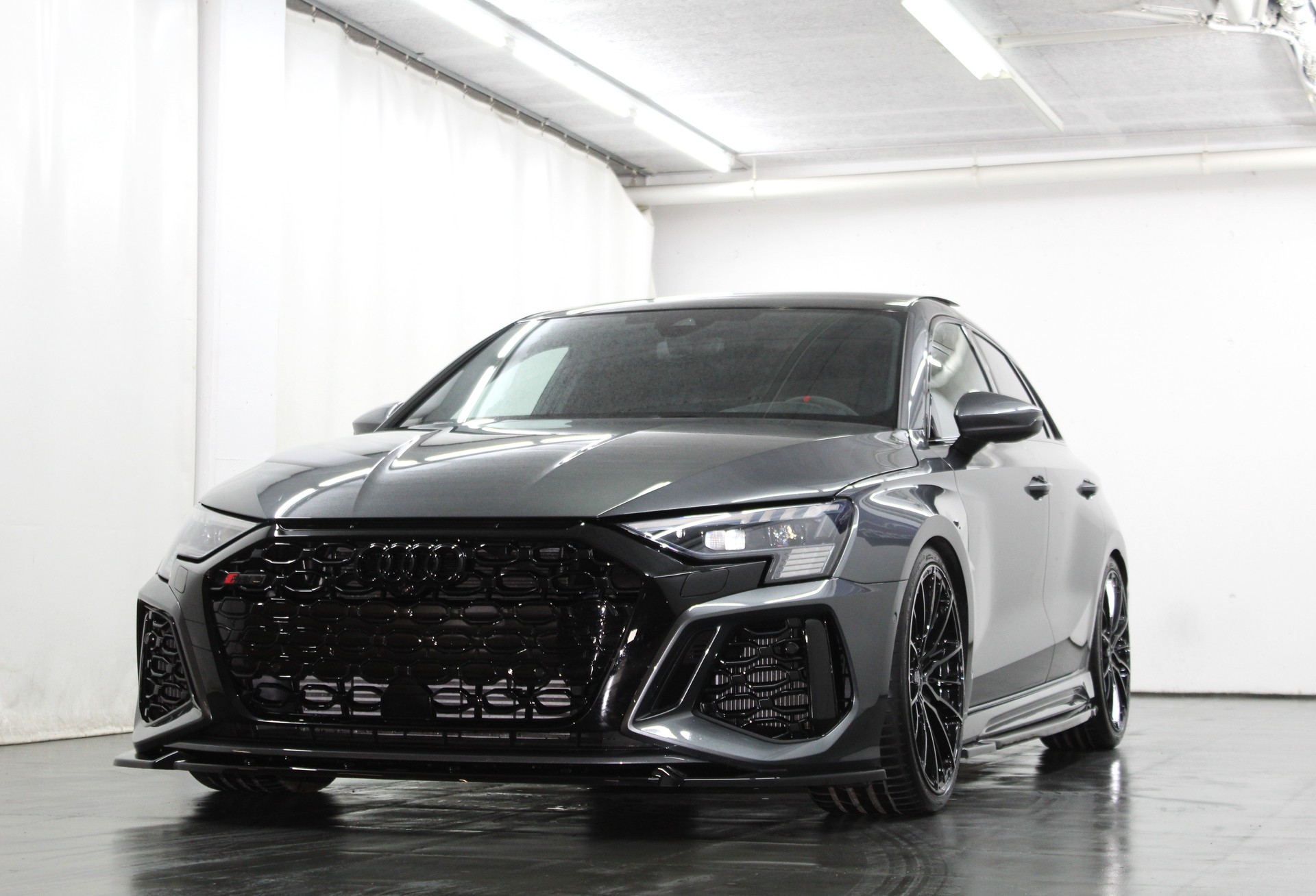 AUDI RS3 Sportback 2.5 TSI quattro S-tronic RS-Designpaket plus rot / Maxton Kit / CH-Fahrzeug-showroom-element-3