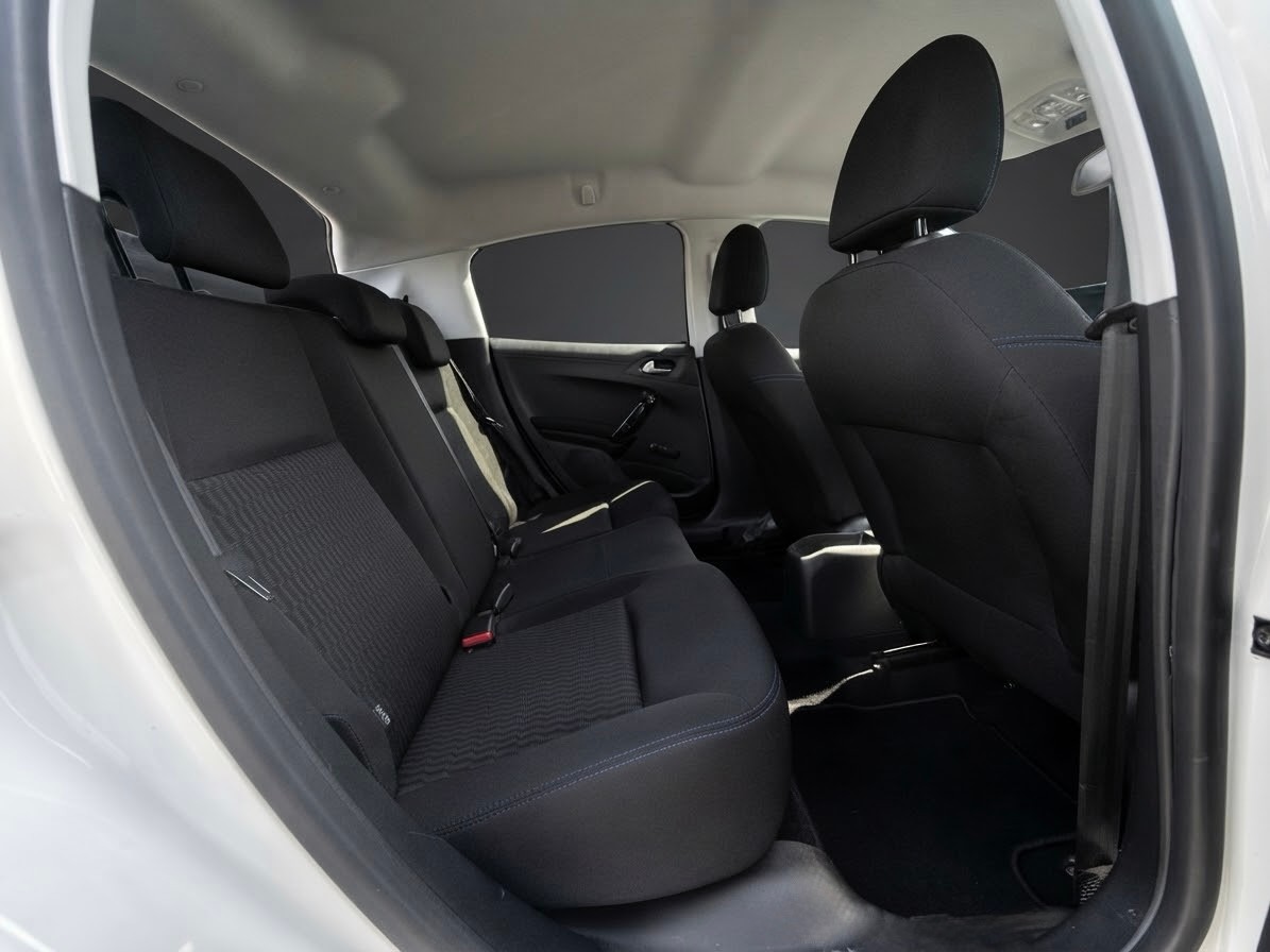 PEUGEOT 208 1.2 PureTech Signature-image-10