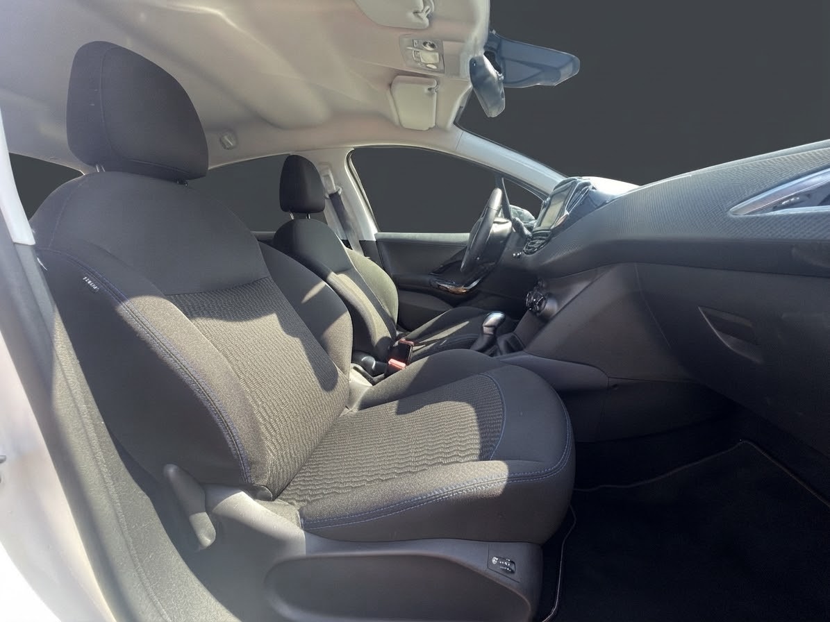 PEUGEOT 208 1.2 PureTech Signature-image-11