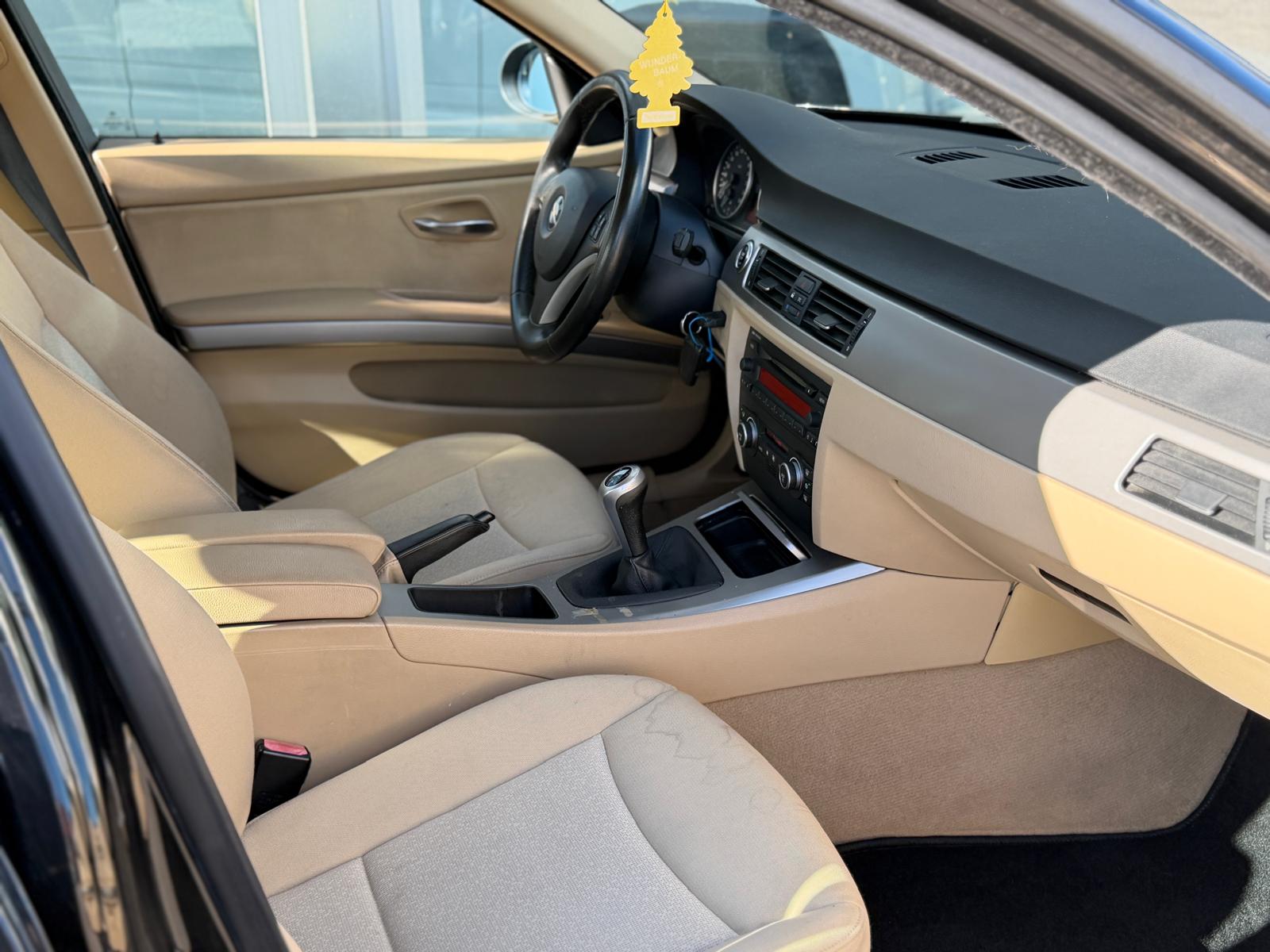 BMW 320i-image-12